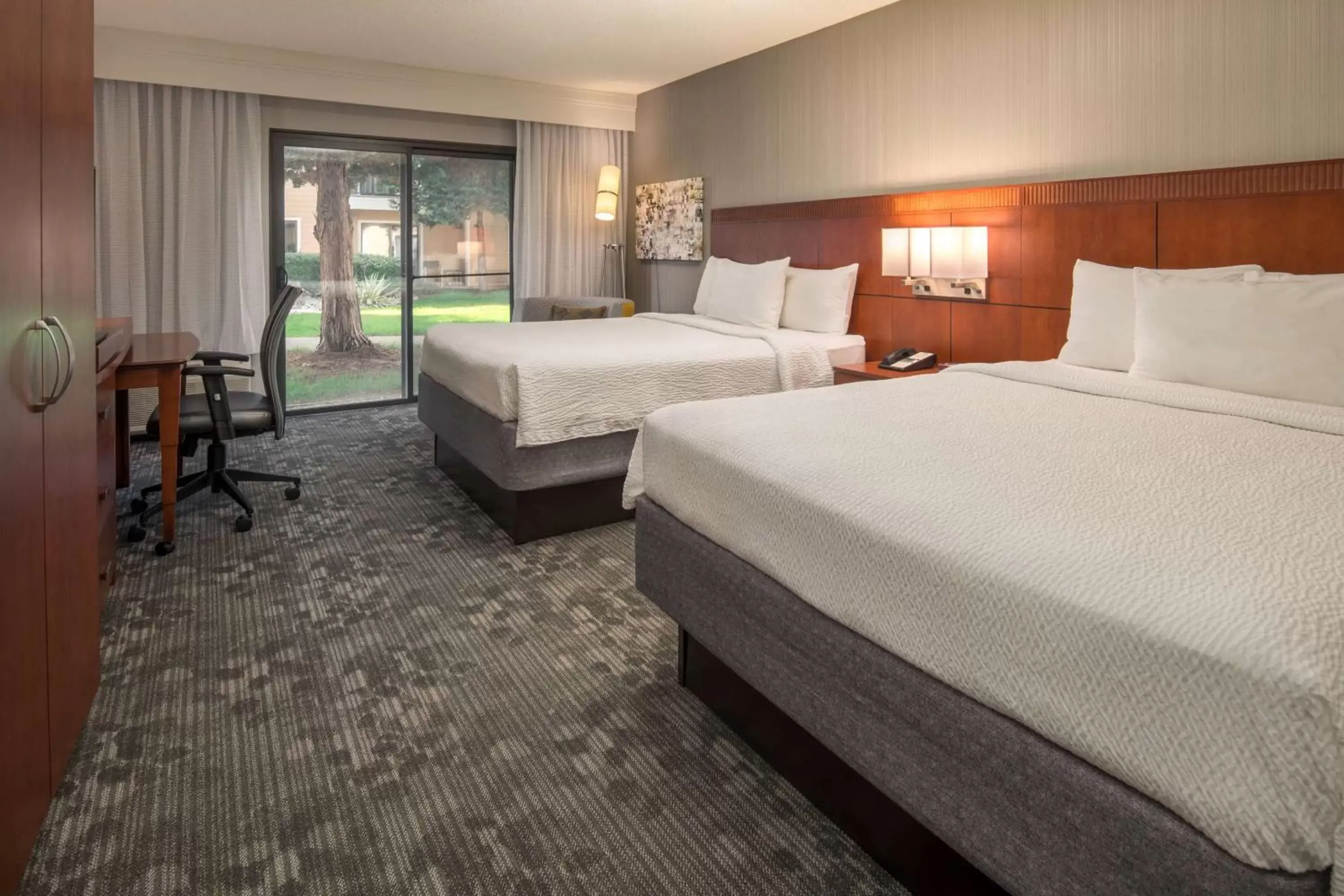 View (from property/room), Bed in Sonesta Select Seattle Bellevue Redmond