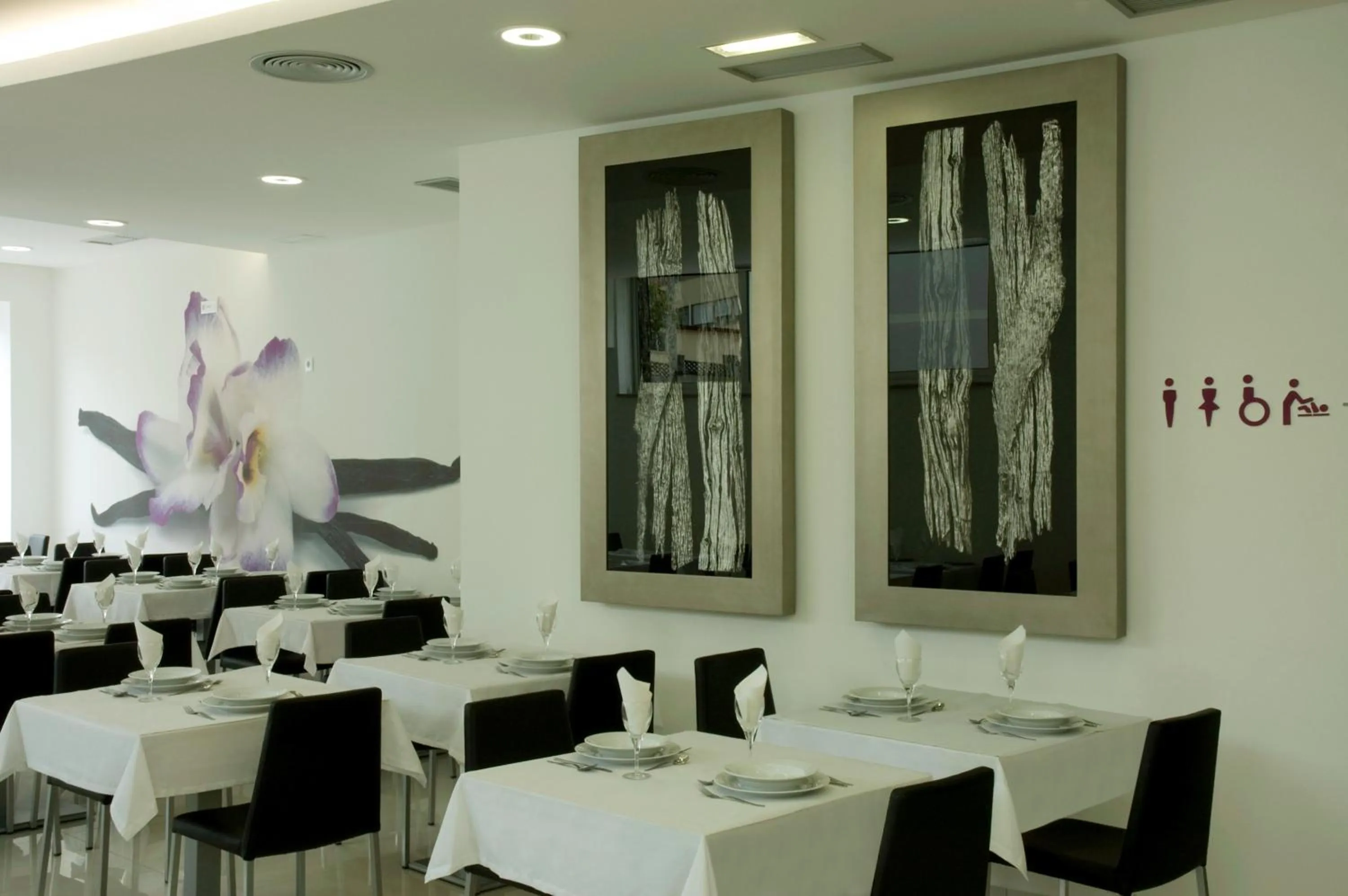 Restaurant/places to eat in Hotel Genesis