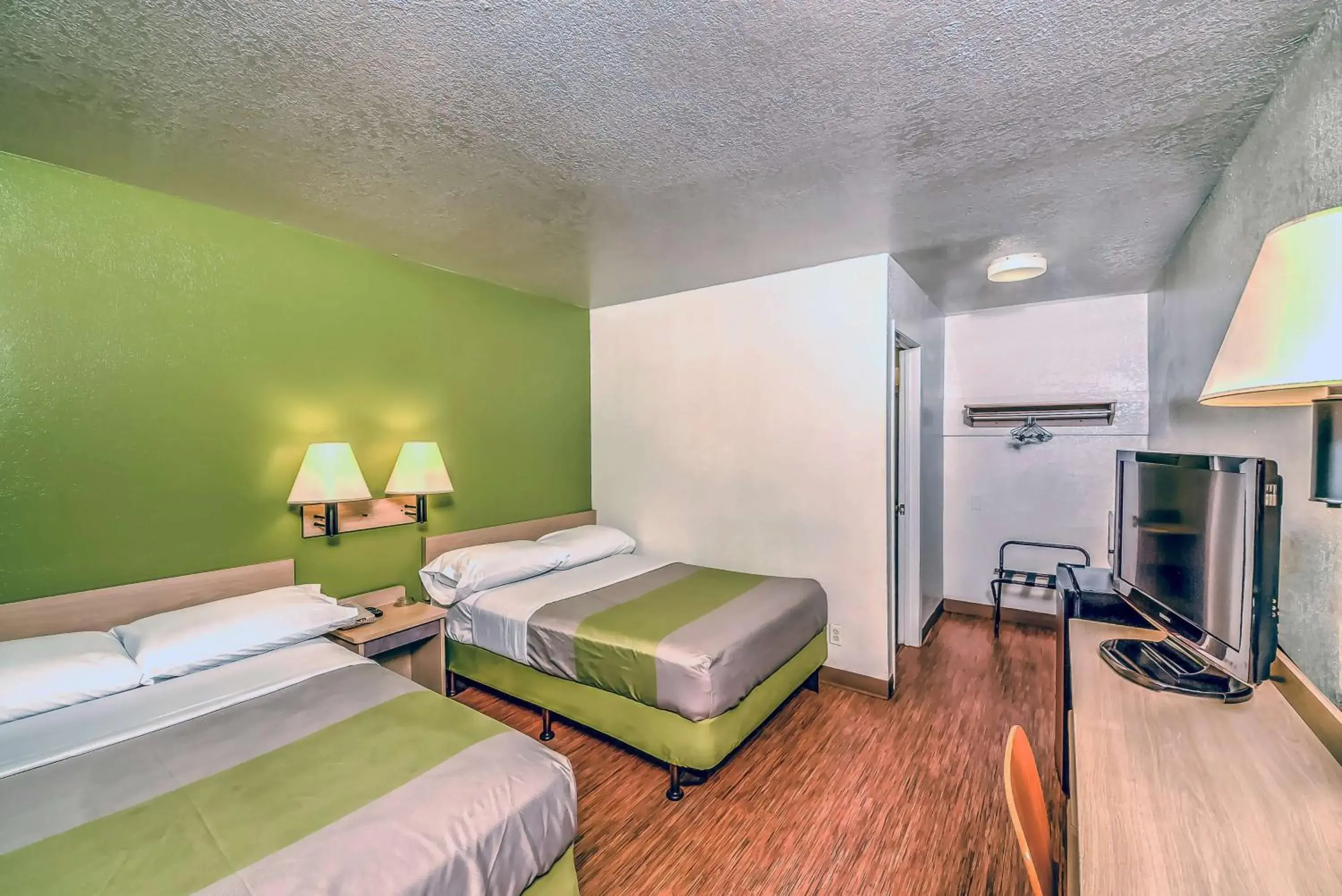 TV and multimedia, Bed in Motel 6-Colorado Springs, CO