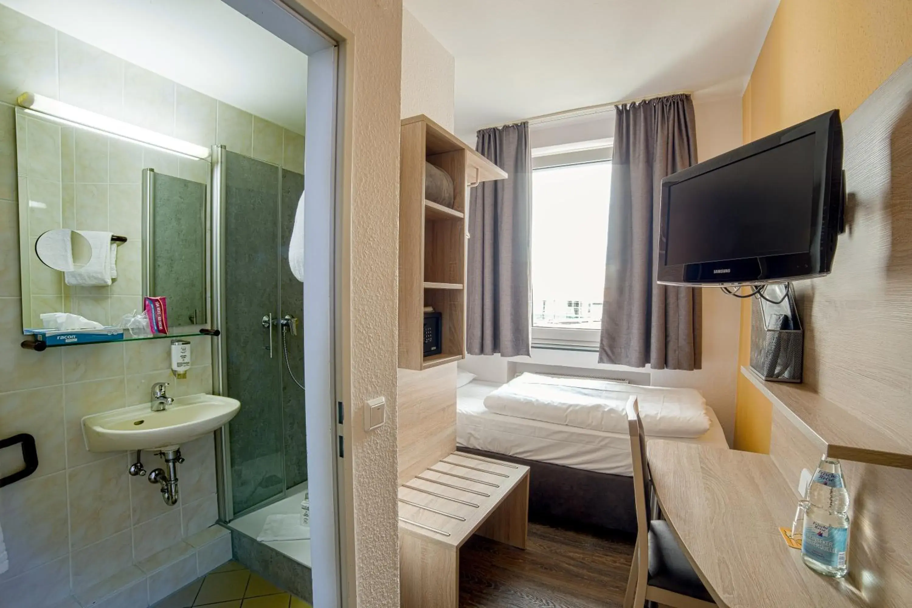 Photo of the whole room, Bathroom in City Hotel Hannover