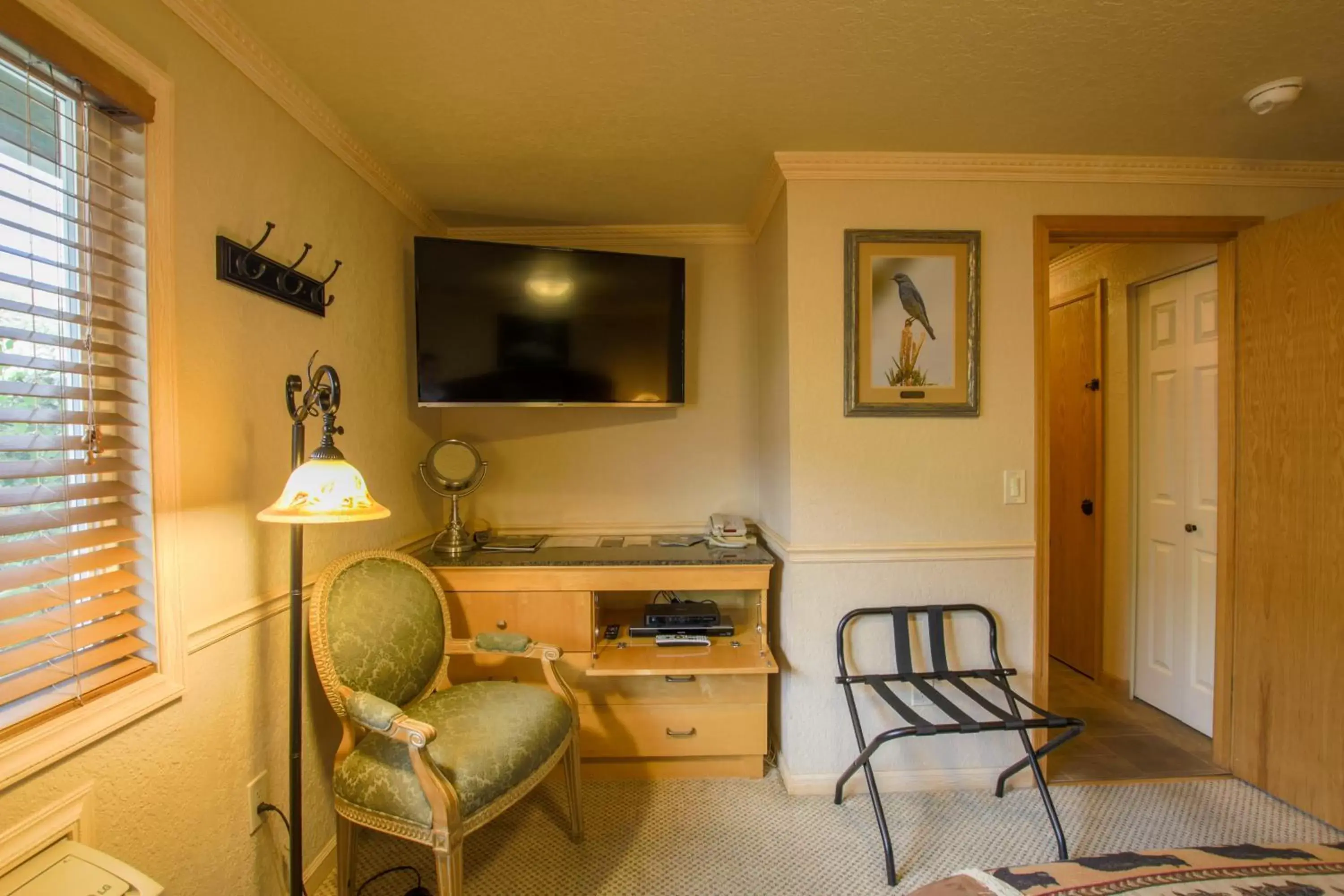 TV and multimedia, TV/Entertainment Center in Yellowstone Gateway Inn