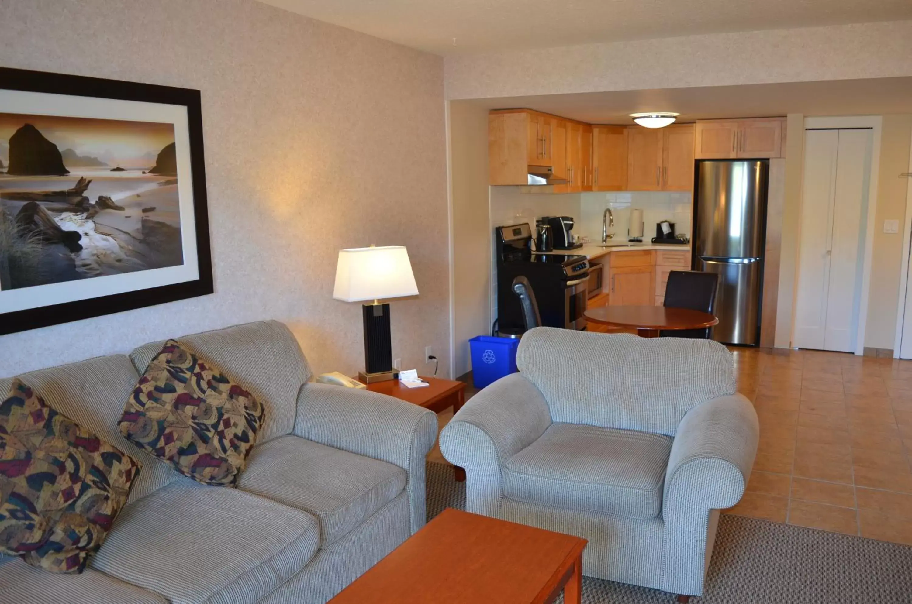 Kitchen or kitchenette, Seating Area in Inn on Long Lake