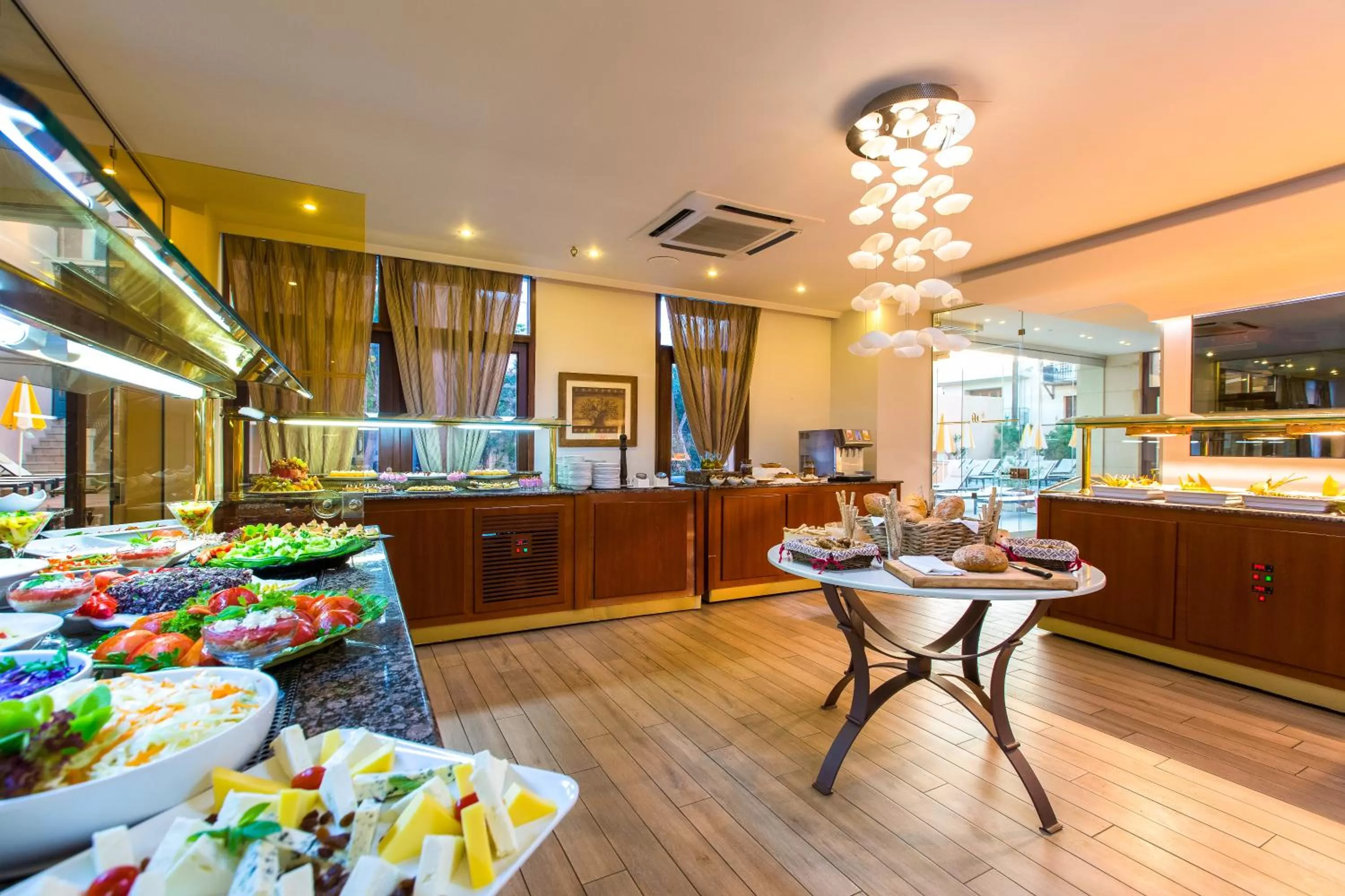 Restaurant/places to eat in Hotel Ideon