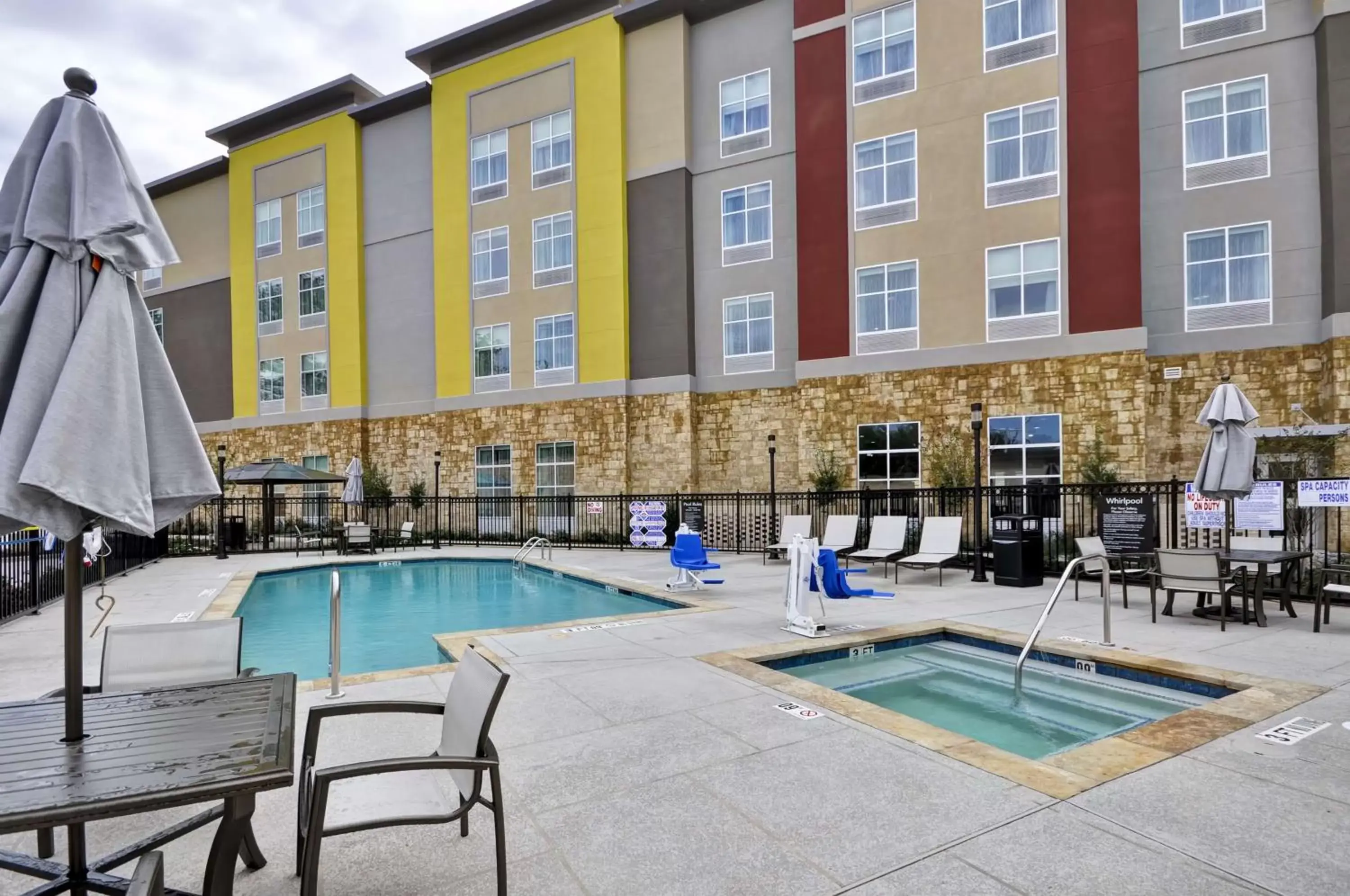 Hot Tub, Swimming Pool in Homewood Suites by Hilton Tyler