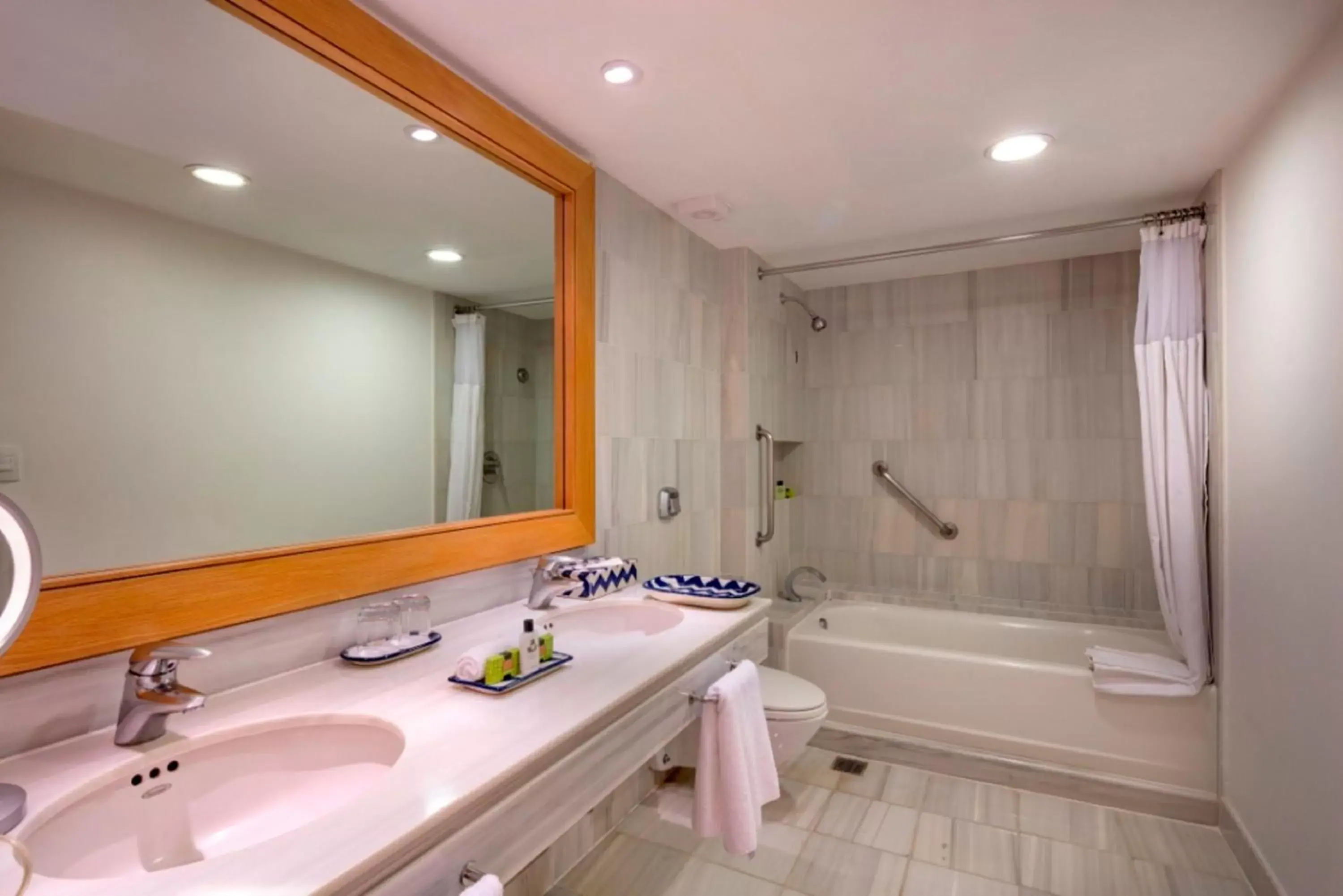 Bathroom in Presidente Intercontinental Puebla, an IHG Hotel