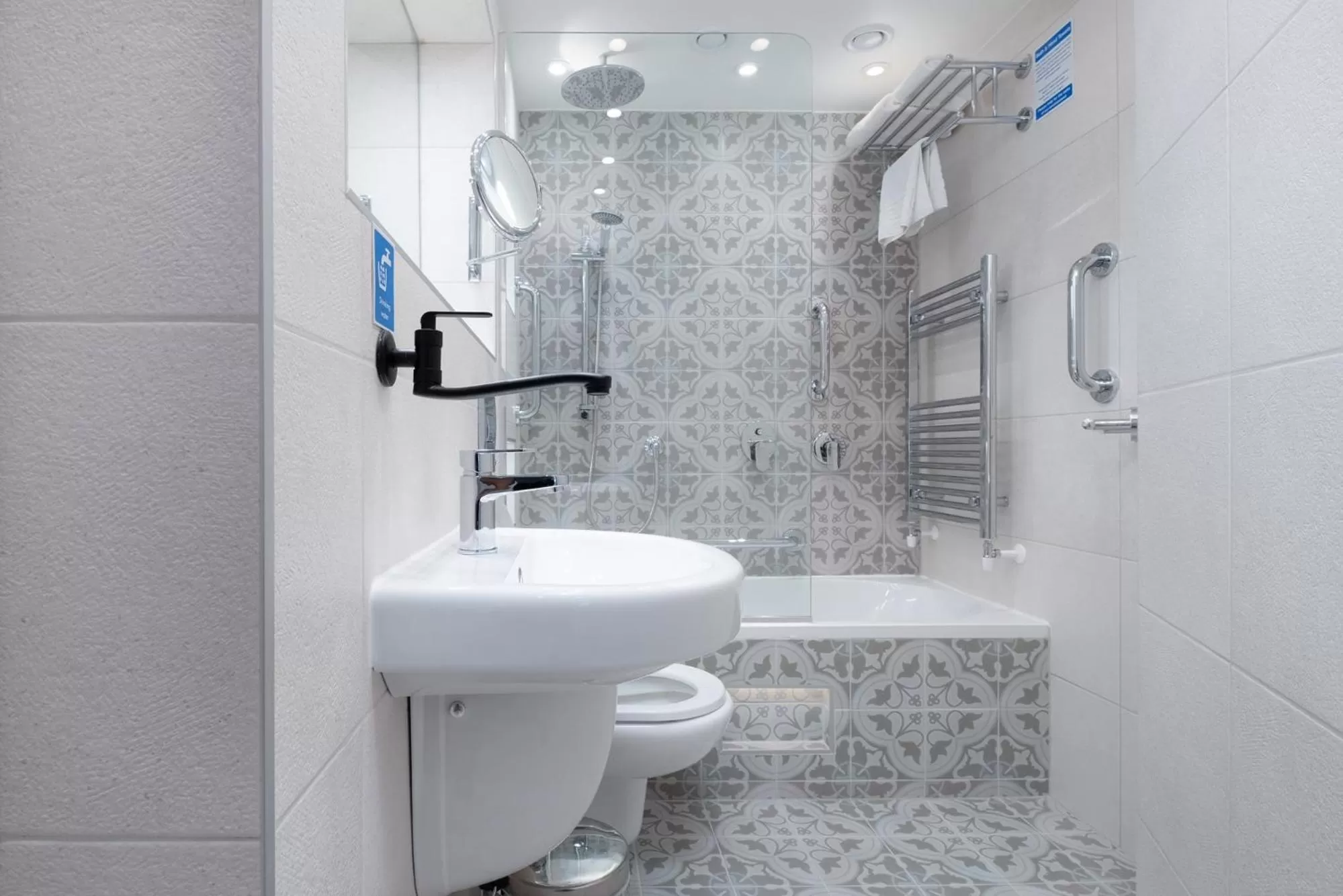 Bathroom in Roxford Lodge Hotel