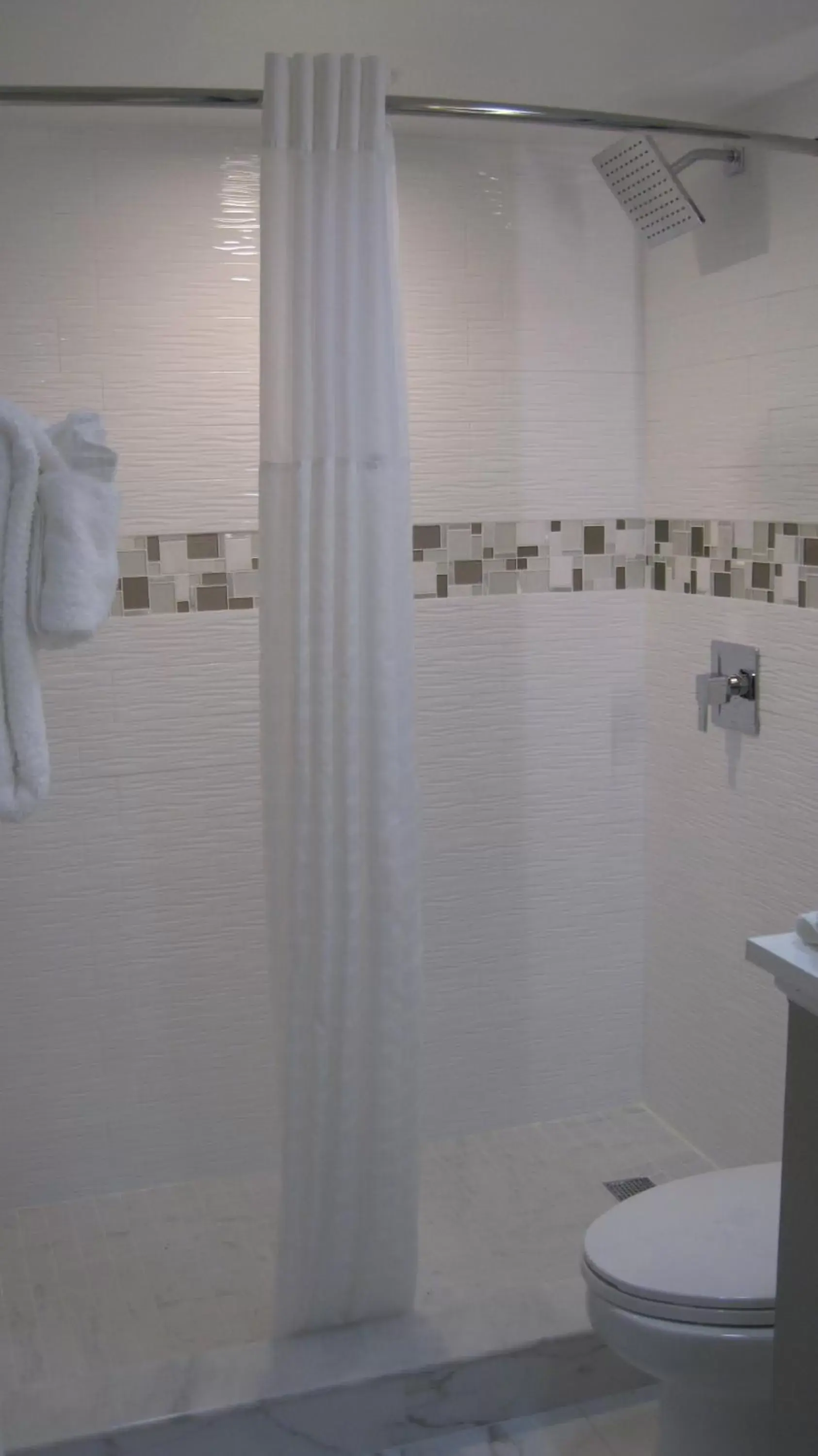 Shower, Bathroom in Best Western Historical Inn