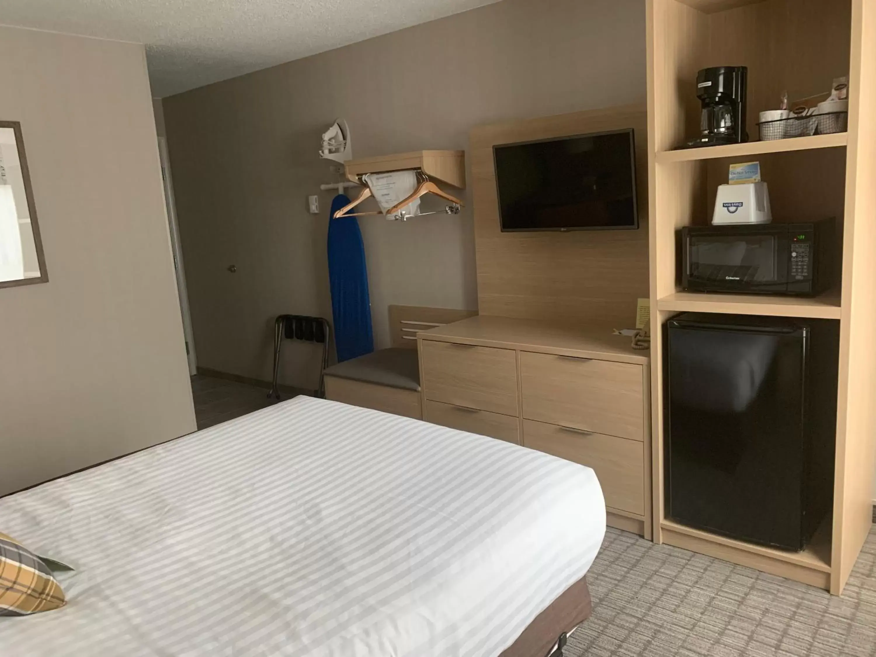 Photo of the whole room, Bed in Days Inn & Suites by Wyndham Duluth by the Mall