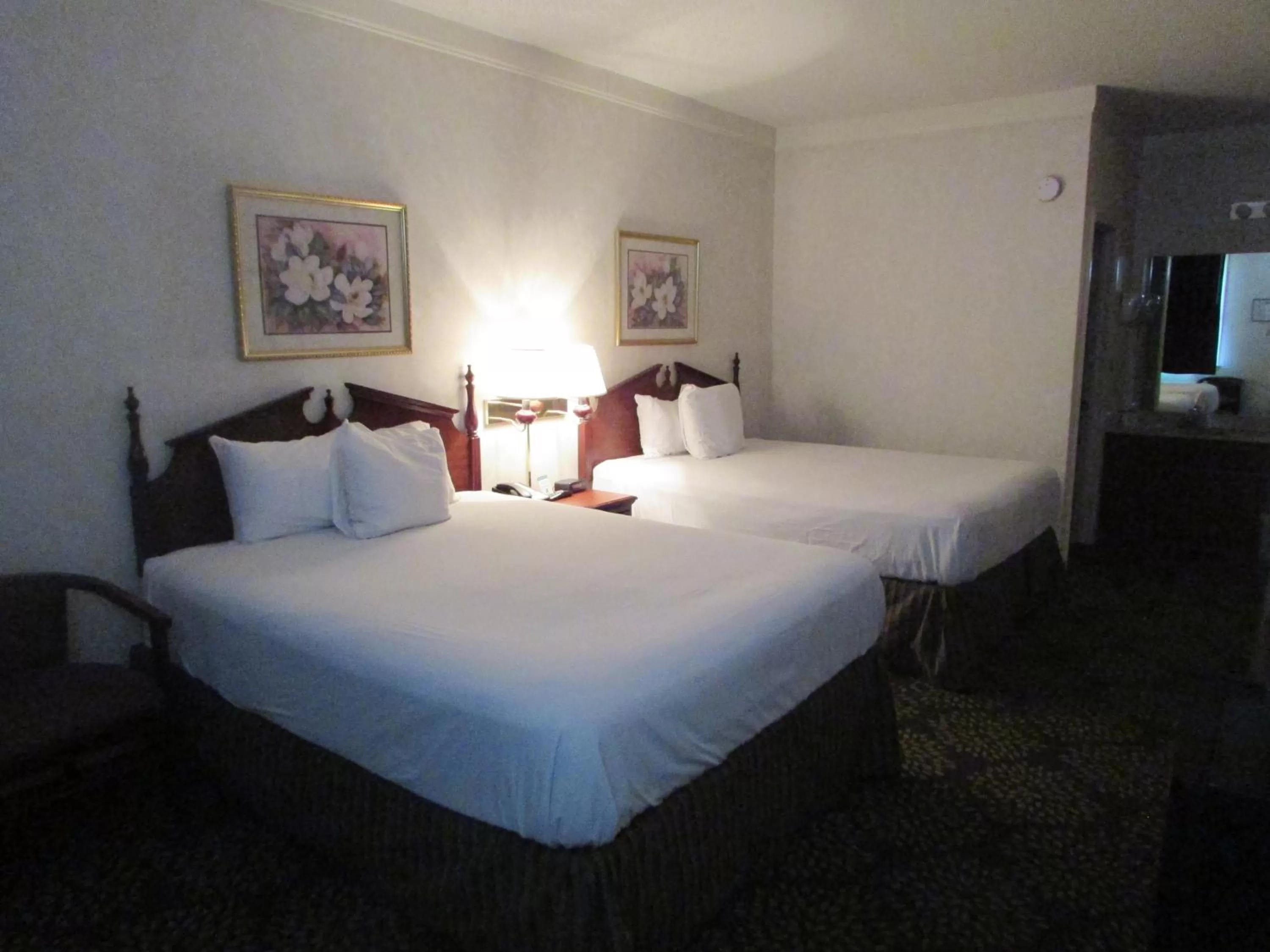 Photo of the whole room, Bed in Plantation Oaks