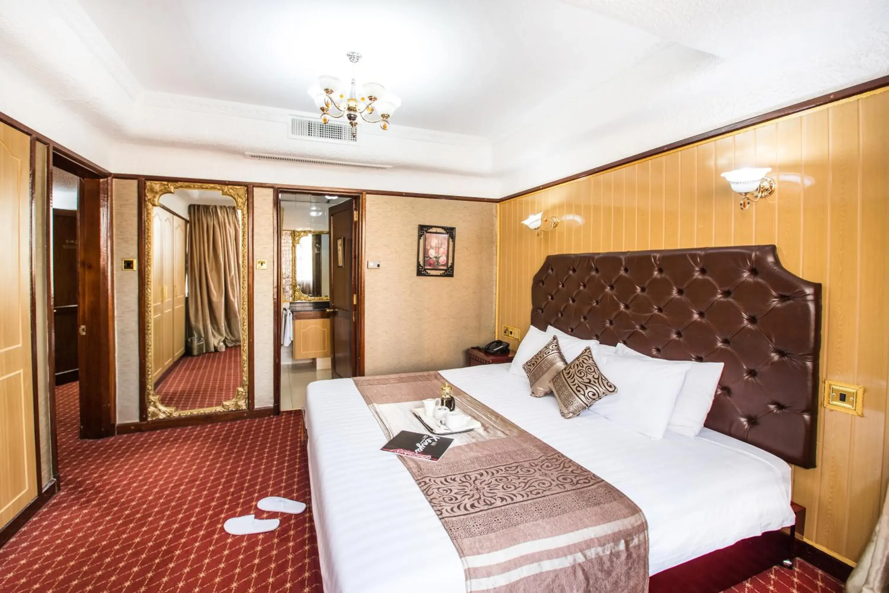Photo of the whole room, Bed in Nairobi Safari Club
