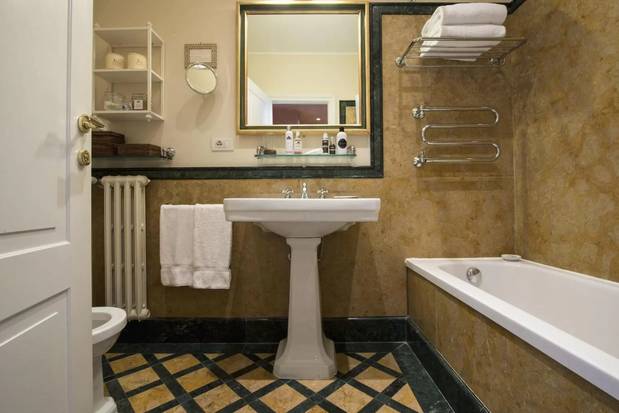 Bathroom in Antica Torre Di Via Tornabuoni 1
