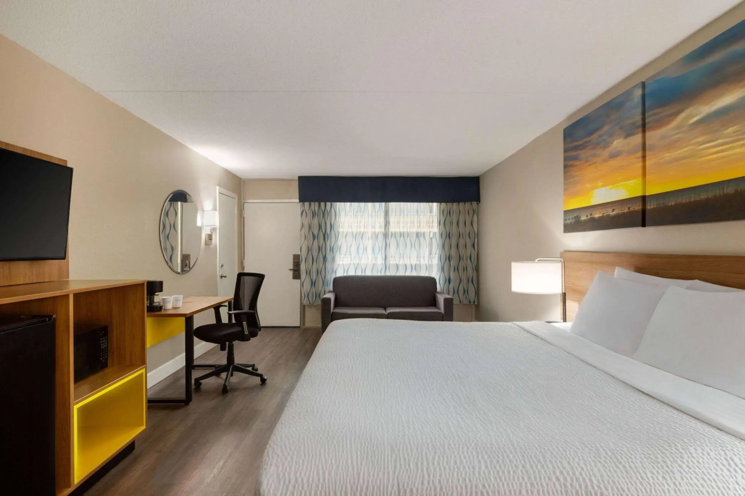 Photo of the whole room, Bed in Days Inn by Wyndham Myrtle Beach-Beach Front Photo of the whole room, Bed in Days Inn by Wyndham Myrtle Beach-Beach Front