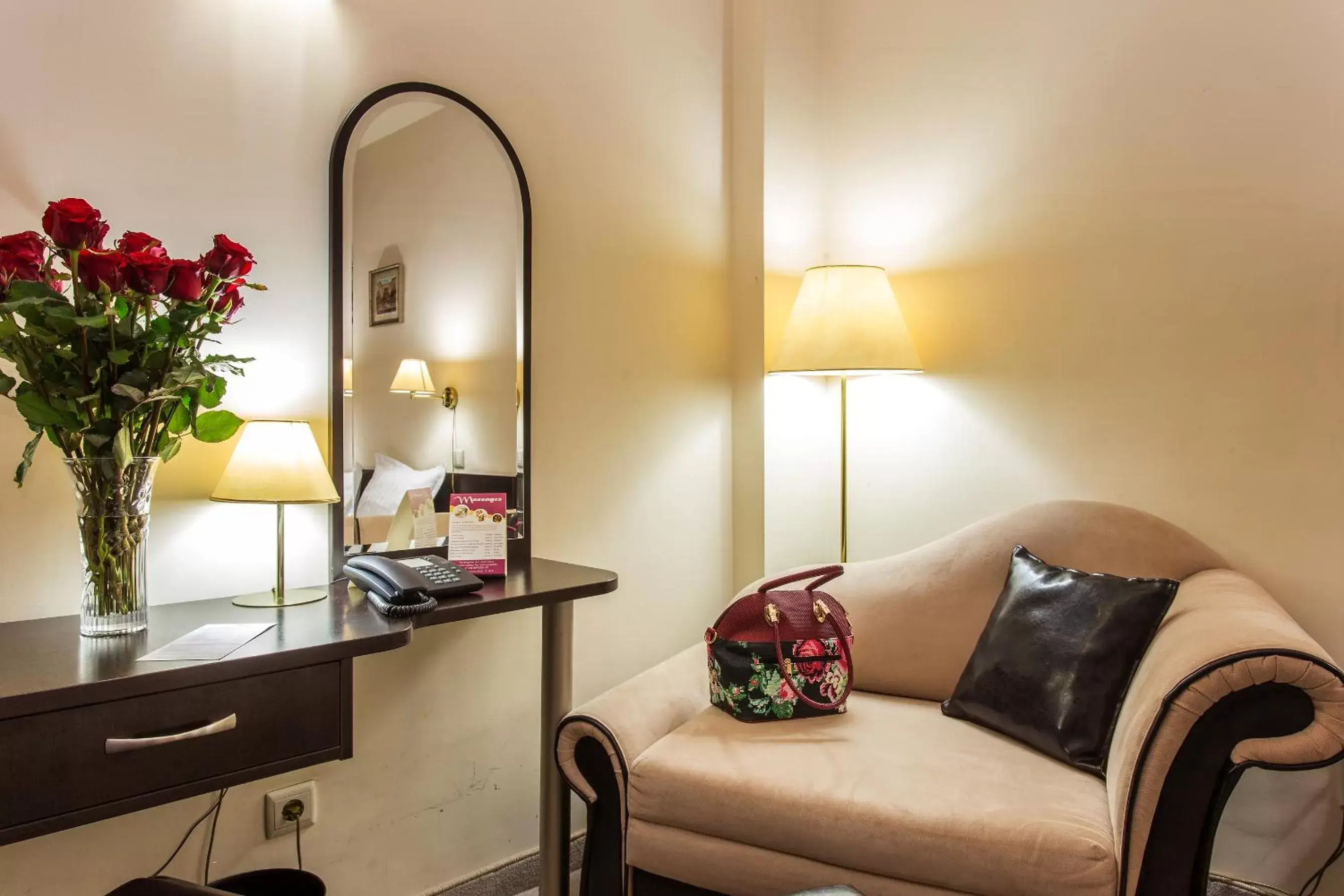 Bedroom, TV/Entertainment Center in Best Western Art Plaza Hotel