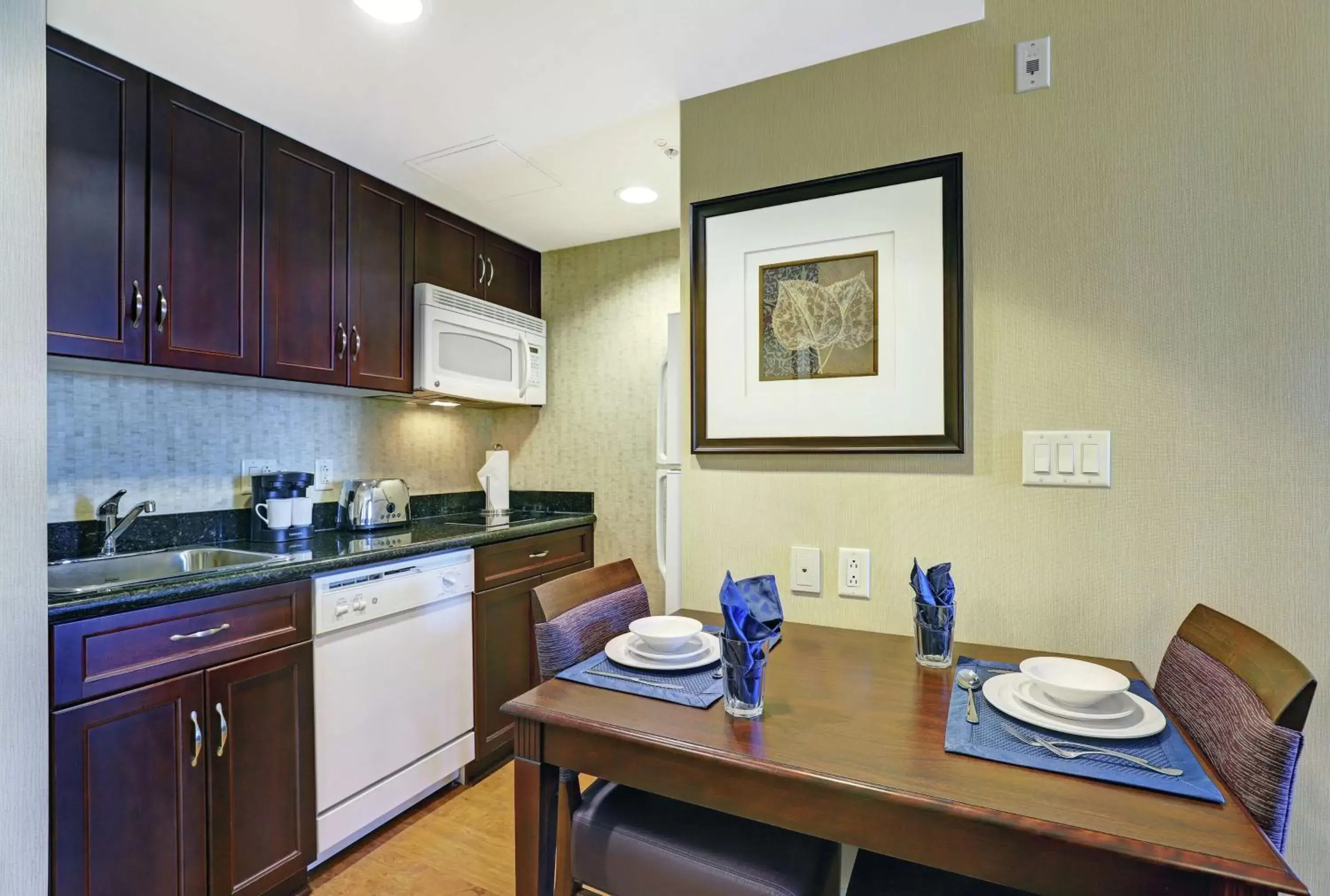 Kitchen or kitchenette, Kitchen/Kitchenette in Homewood Suites by Hilton Cambridge-Waterloo, Ontario