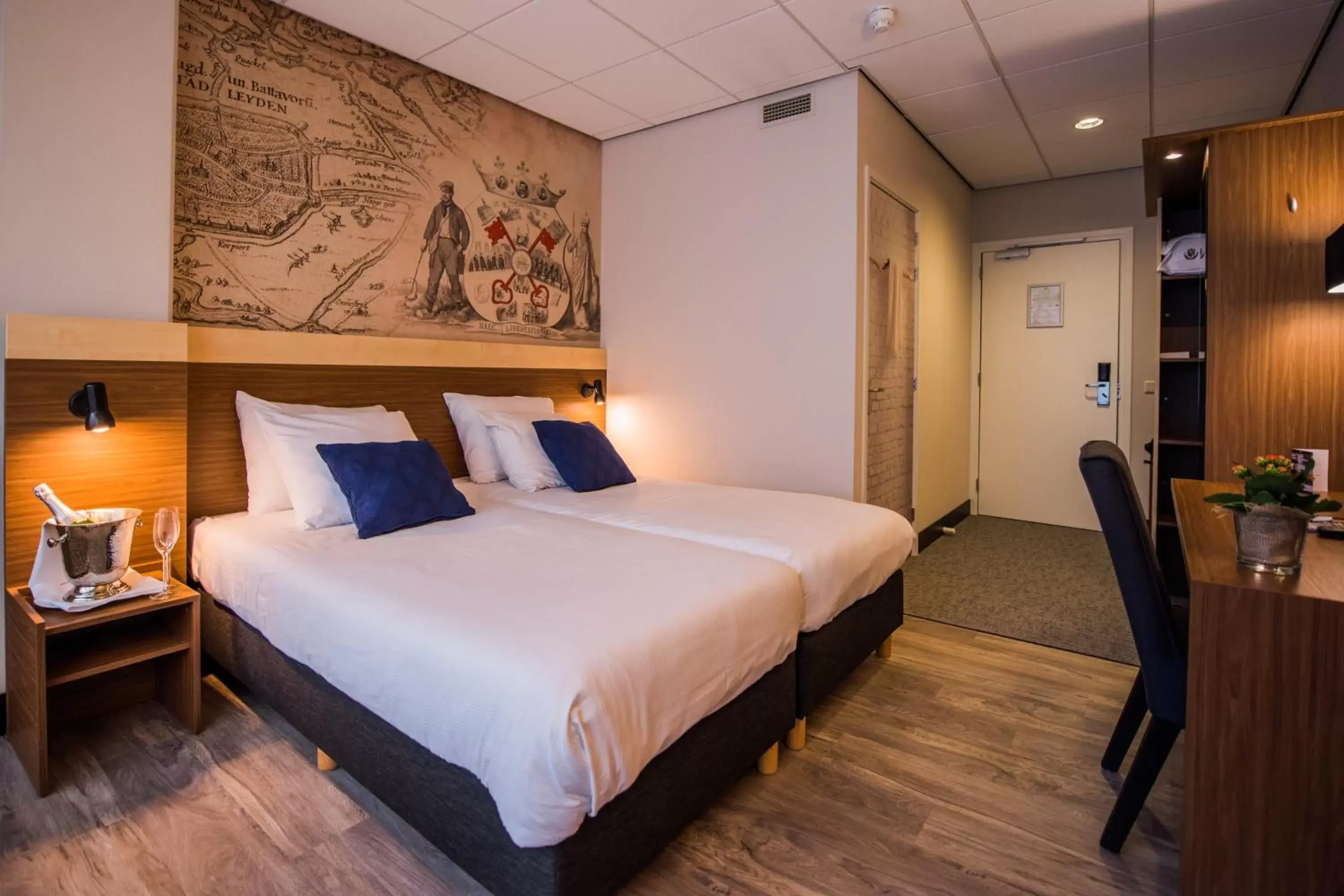 Photo of the whole room, Bed in Tulip Inn Leiden Centre