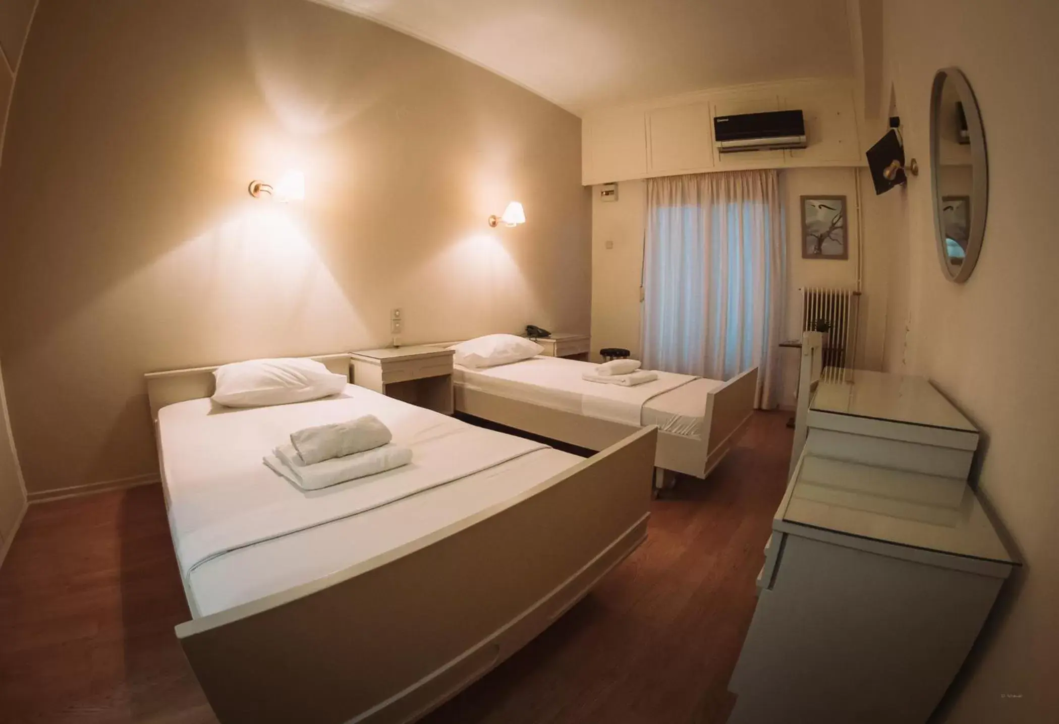 Photo of the whole room, Bed in Hotel King Pyrros