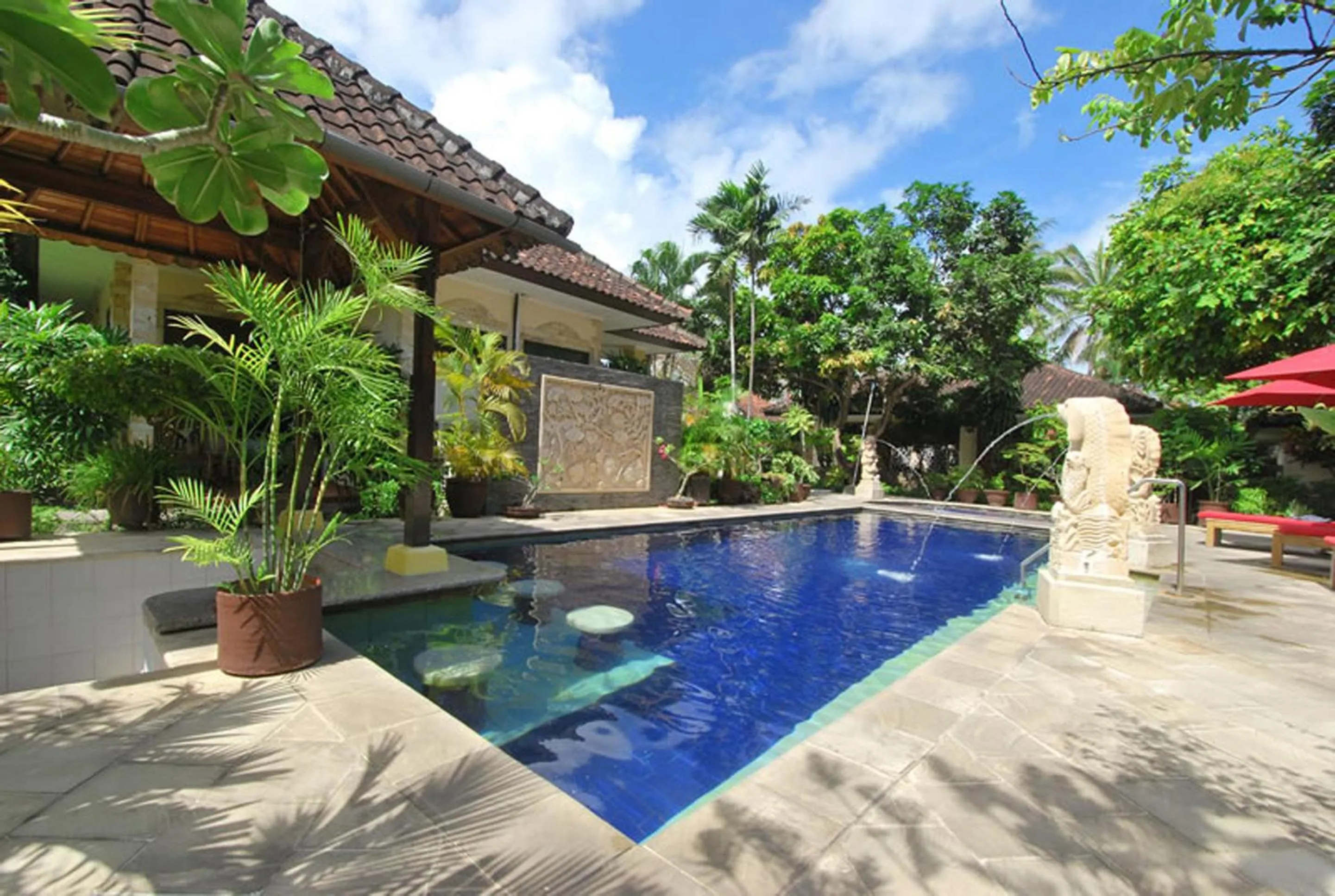 Swimming pool in Yulia Beach Inn Kuta