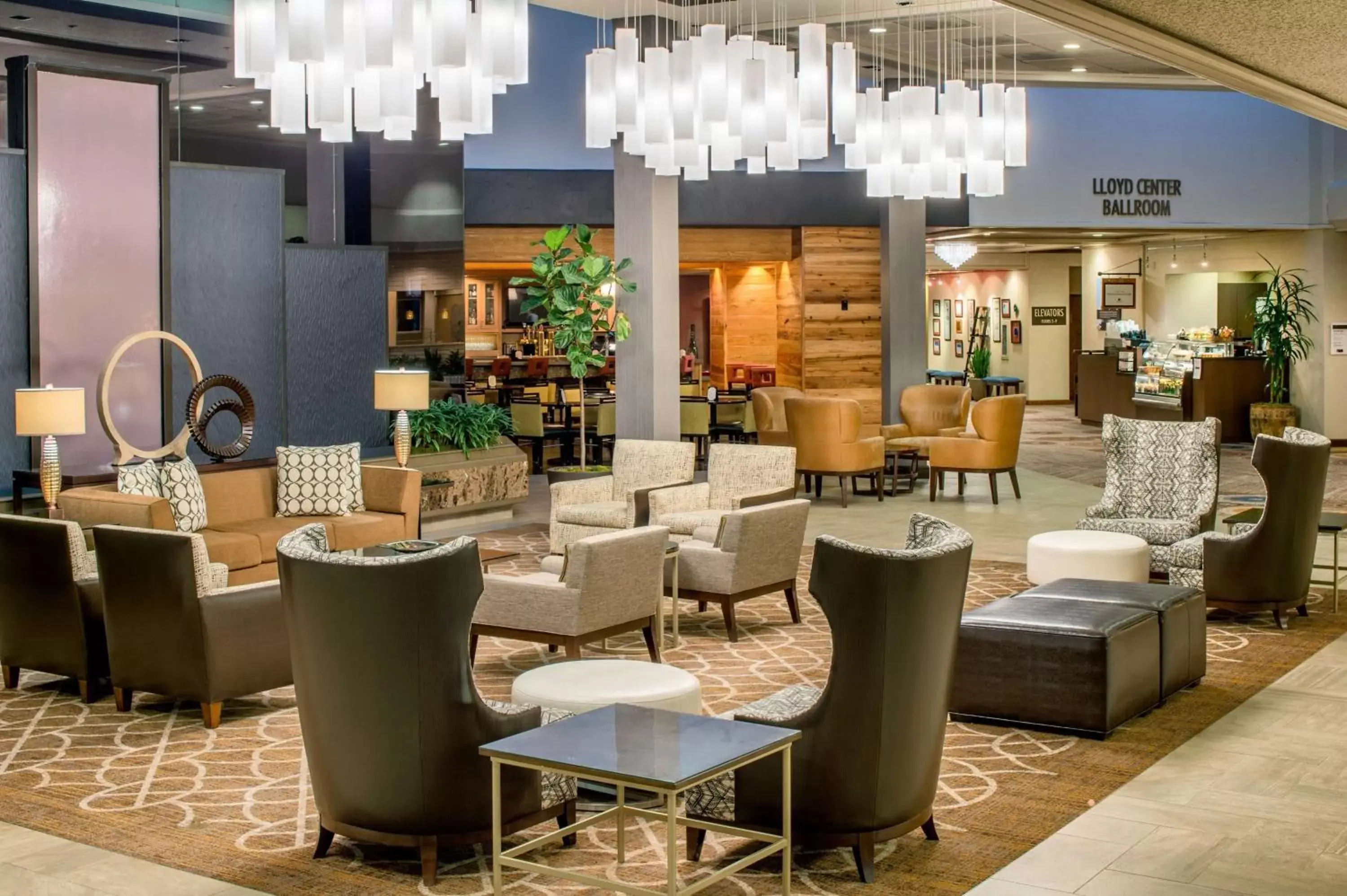 Lobby or reception, Restaurant/Places to Eat in DoubleTree by Hilton Portland