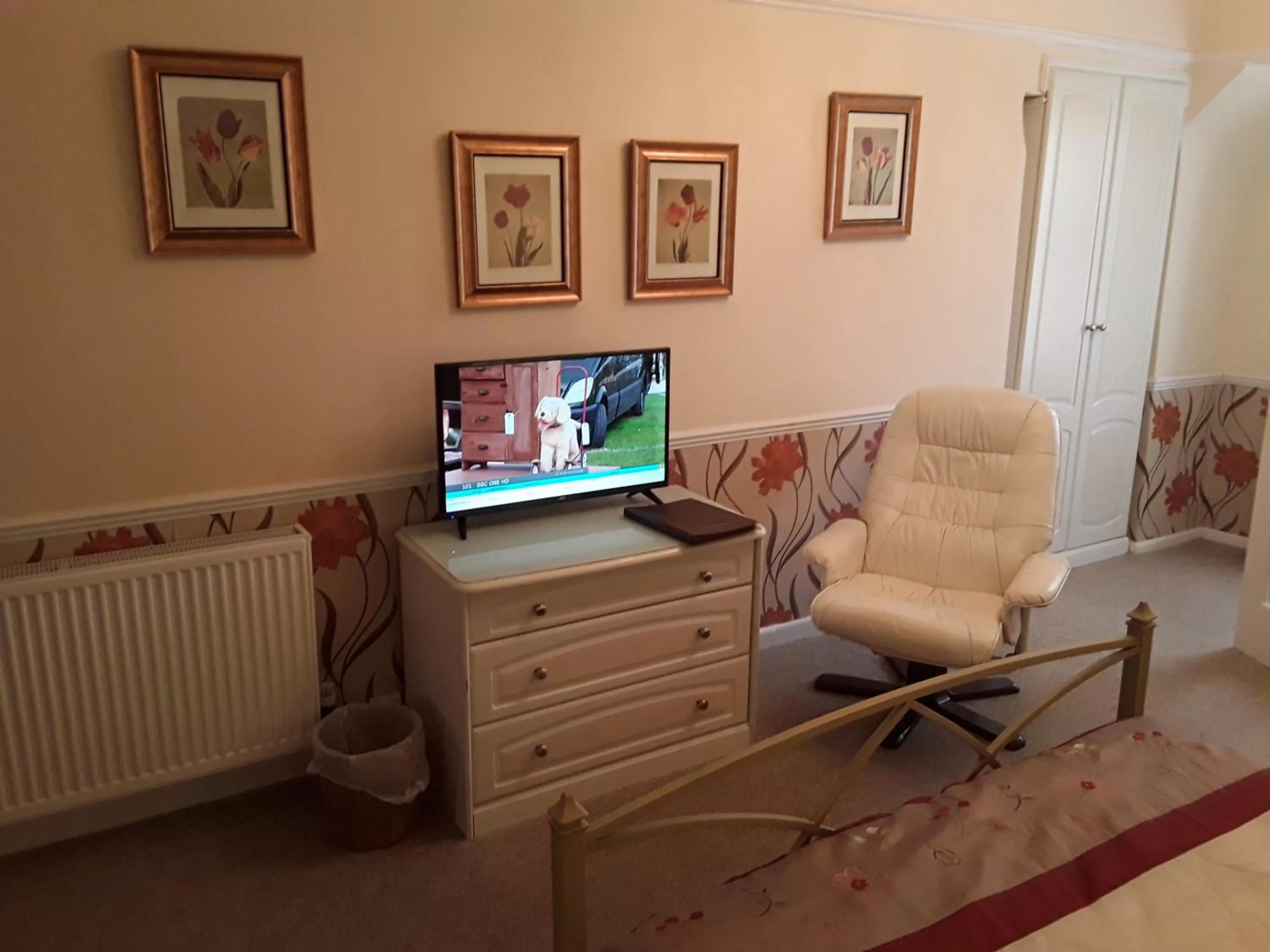 TV/Entertainment Center in The Pack o' Cards