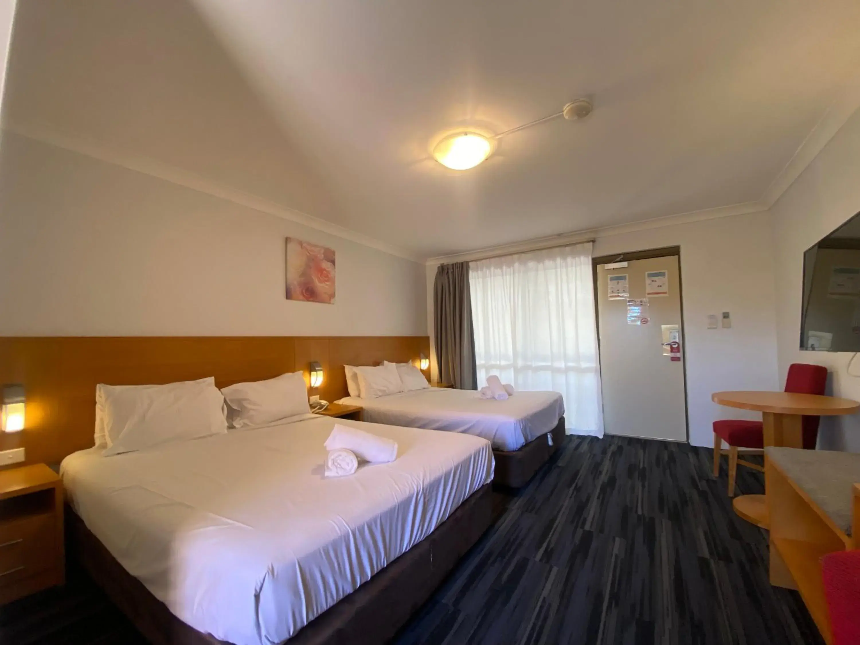 Bedroom, Bed in Garden Lodge Sydney Hotel