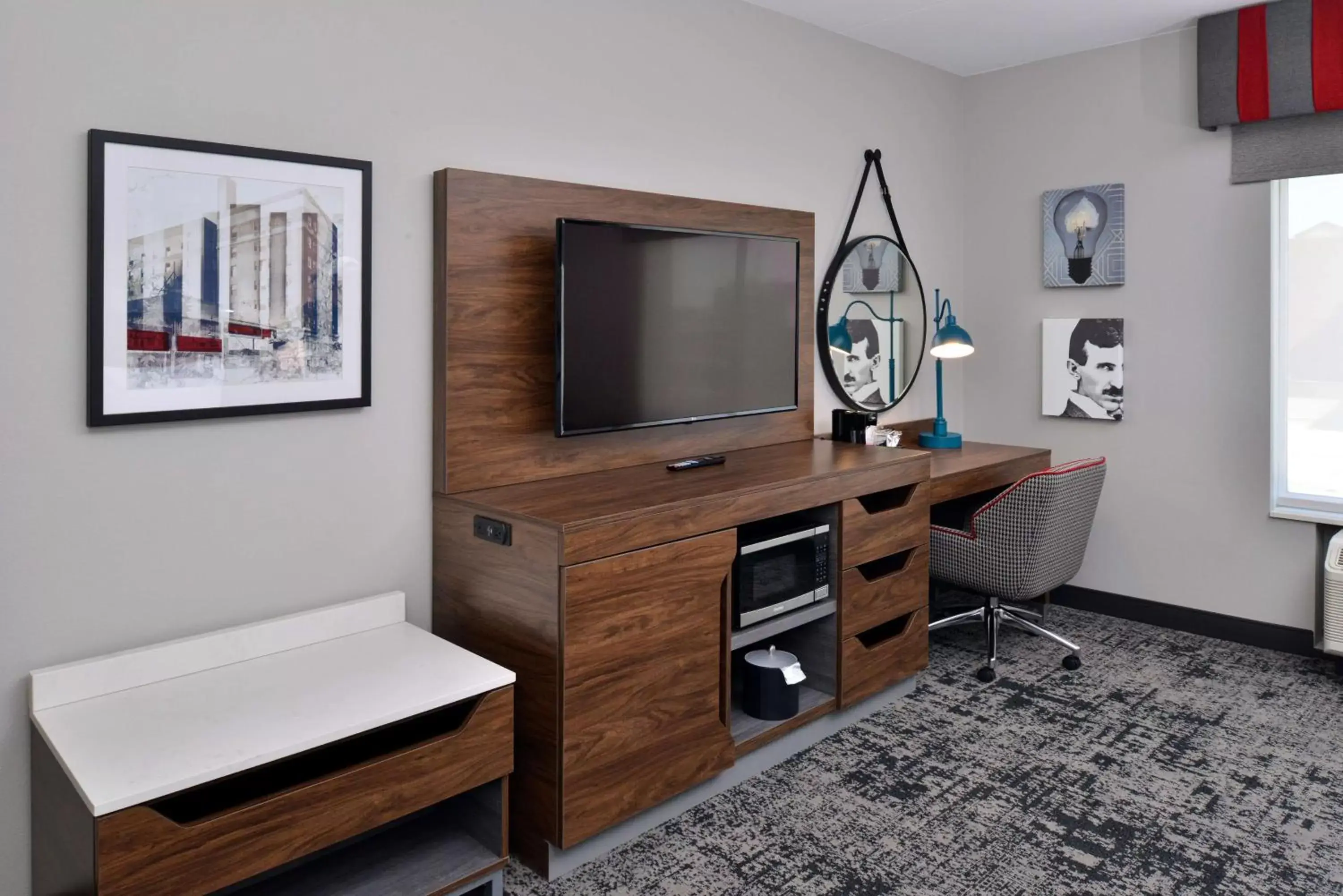 Bedroom, TV/Entertainment Center in Hampton Inn & Suites Greensboro Downtown, Nc