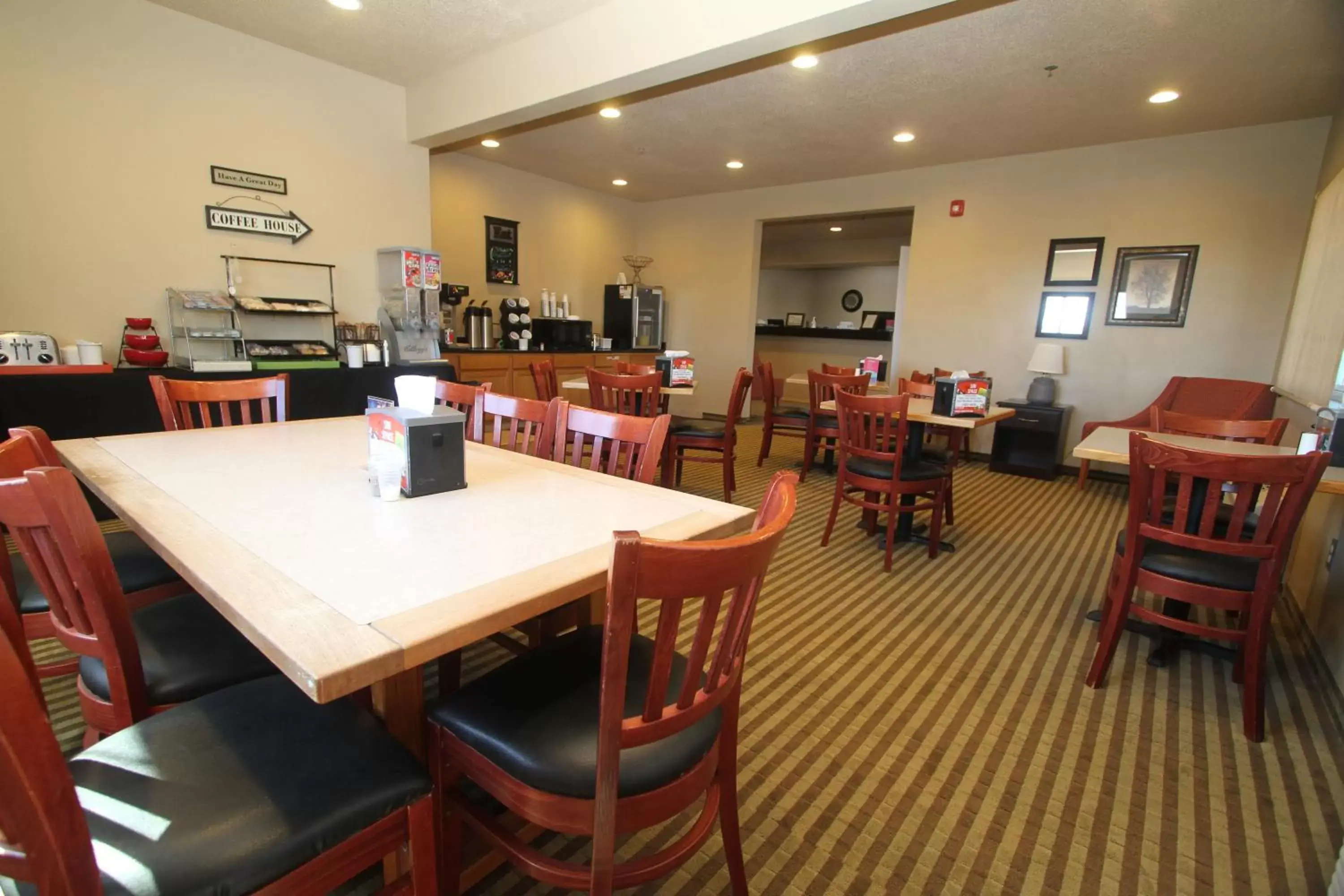 Breakfast, Restaurant/Places to Eat in Bowman Inn and Suites