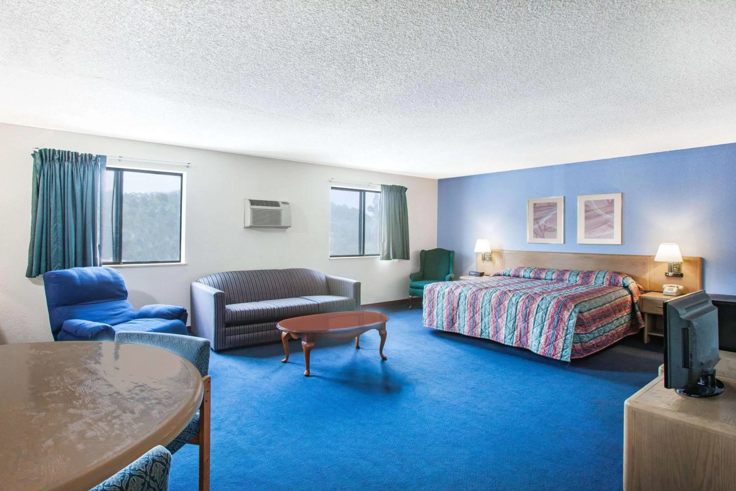 Photo of the whole room, Bed in Super 8 by Wyndham Hot Springs