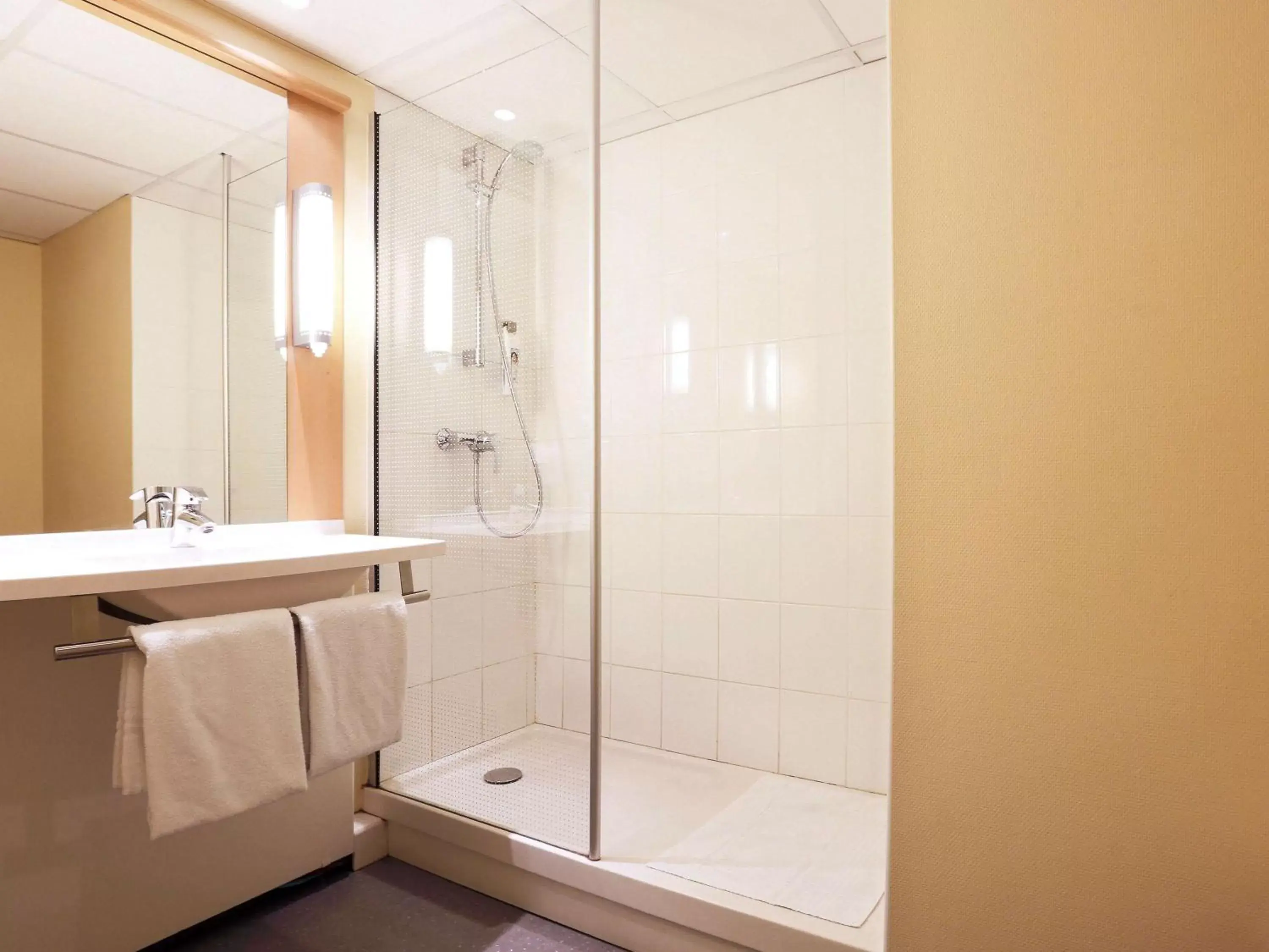 Photo of the whole room, Bathroom in ibis Charleville Mézières