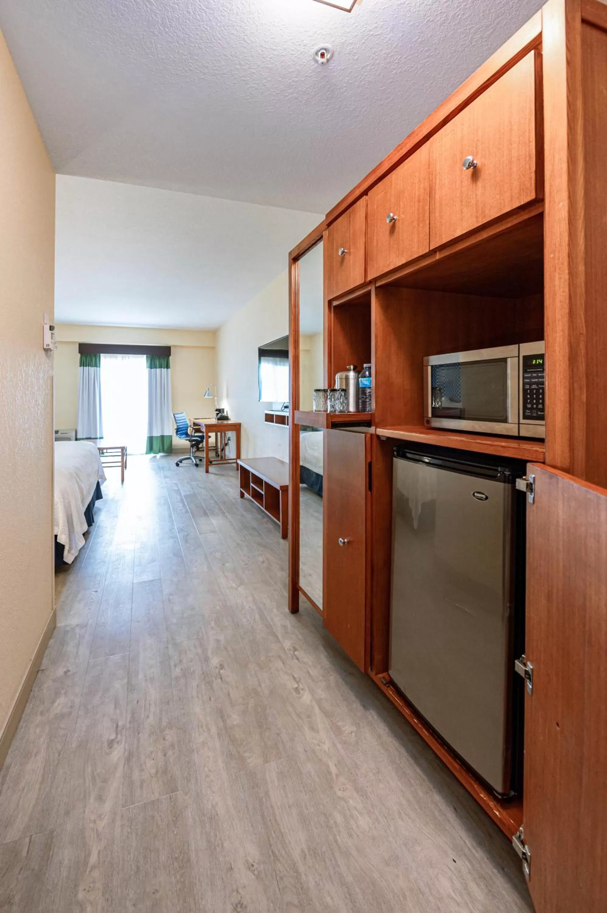 Kitchen or kitchenette in SEVEN Sebring Raceway Hotel