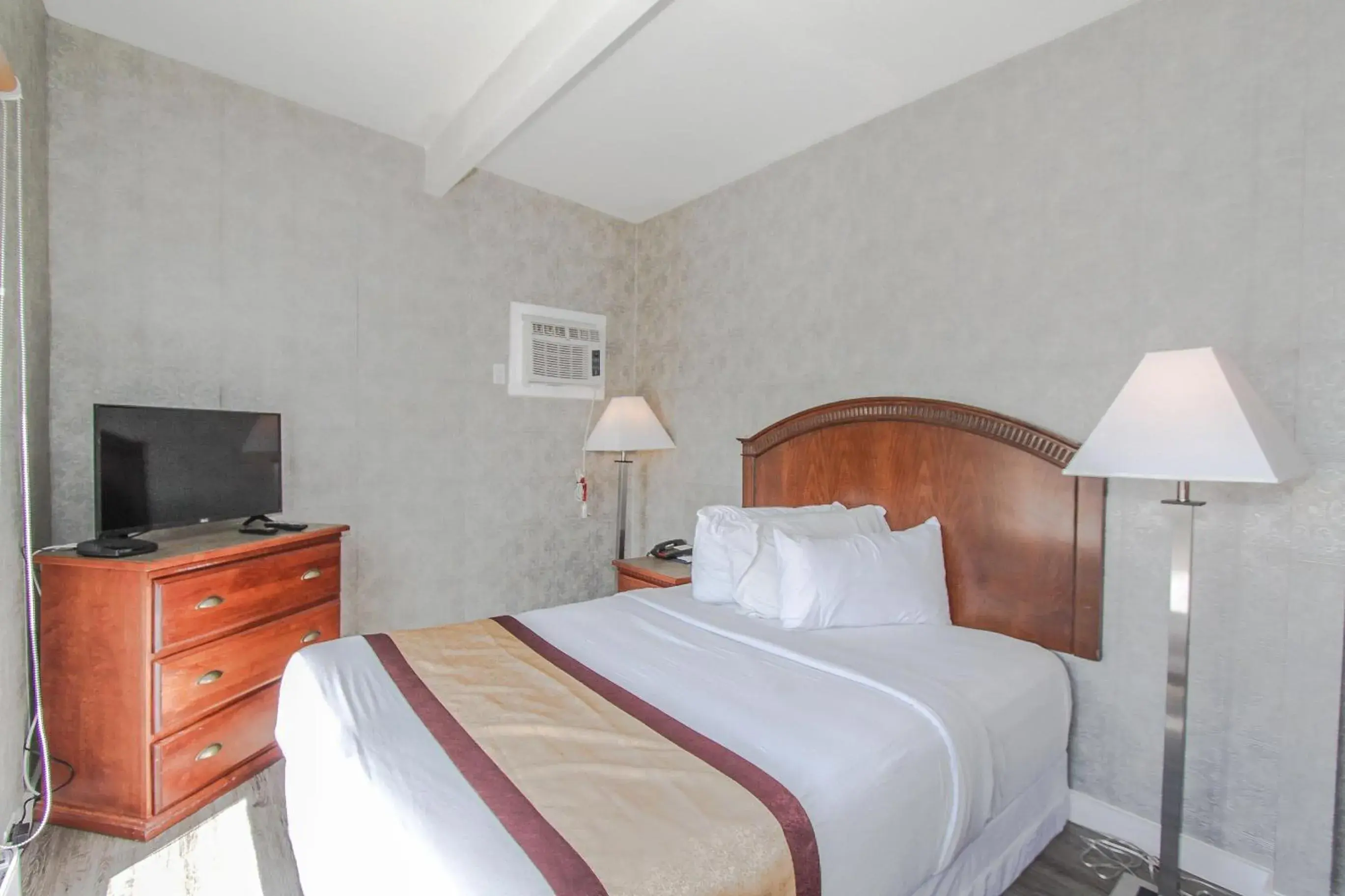 Bedroom, Bed in Canadas Best Value Inn Chinook Station Bedroom, Bed in Canadas Best Value Inn Chinook Station