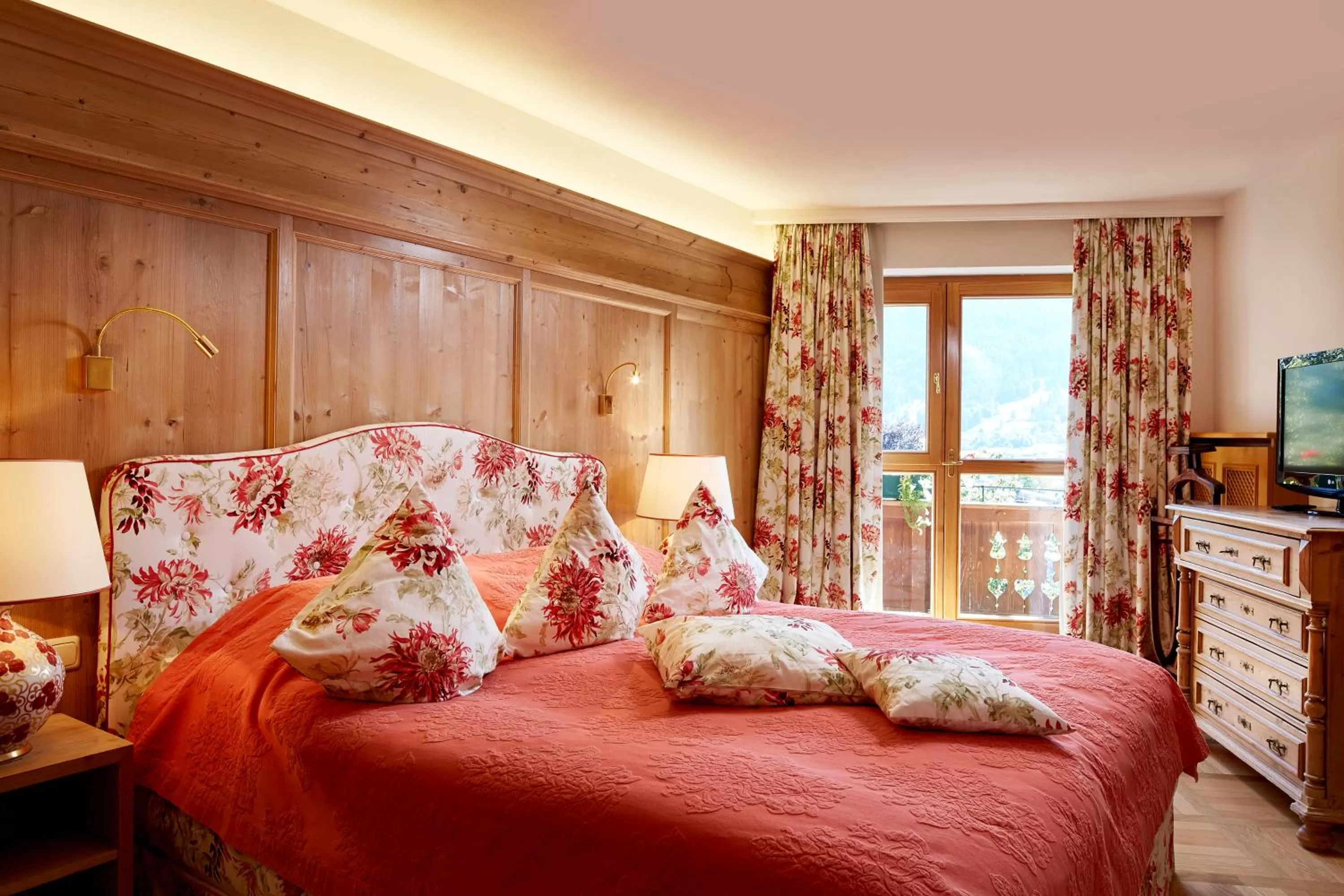 Bedroom, Bed in Relais & Châteaux Hotel Tennerhof