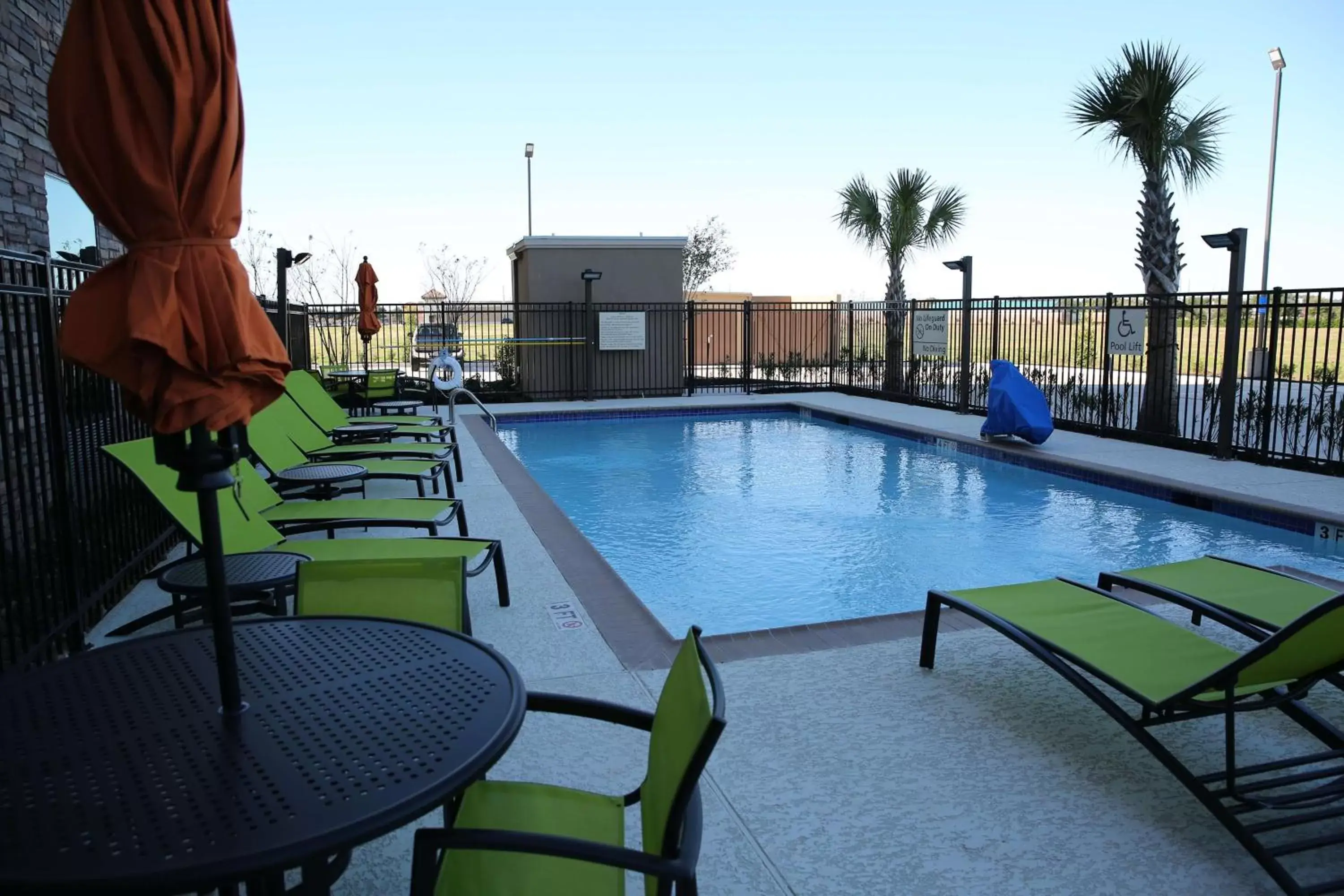 Property building, Swimming Pool in Hampton Inn and Suites Missouri City