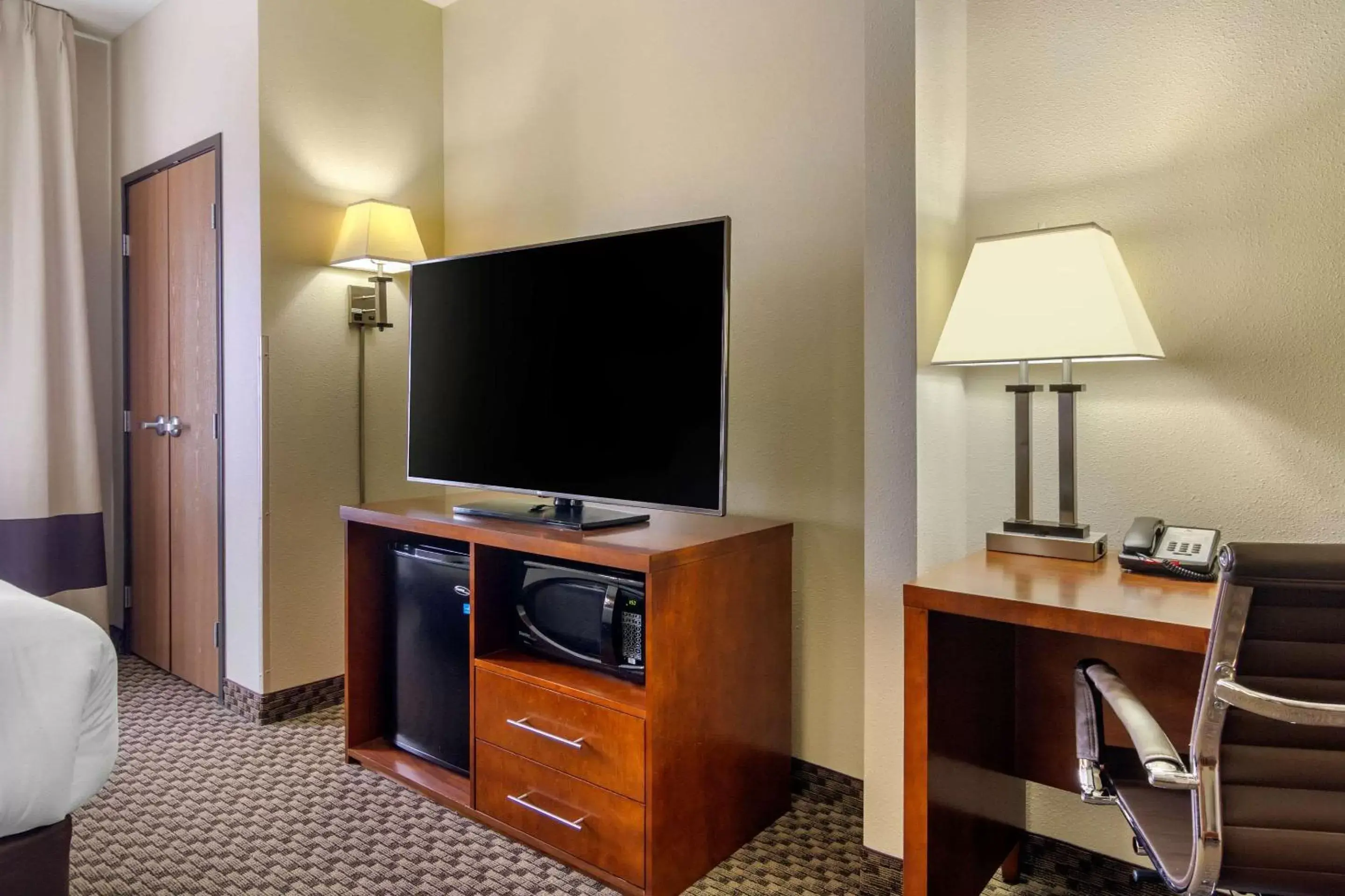 Photo of the whole room, TV/Entertainment Center in Comfort Inn Sterling