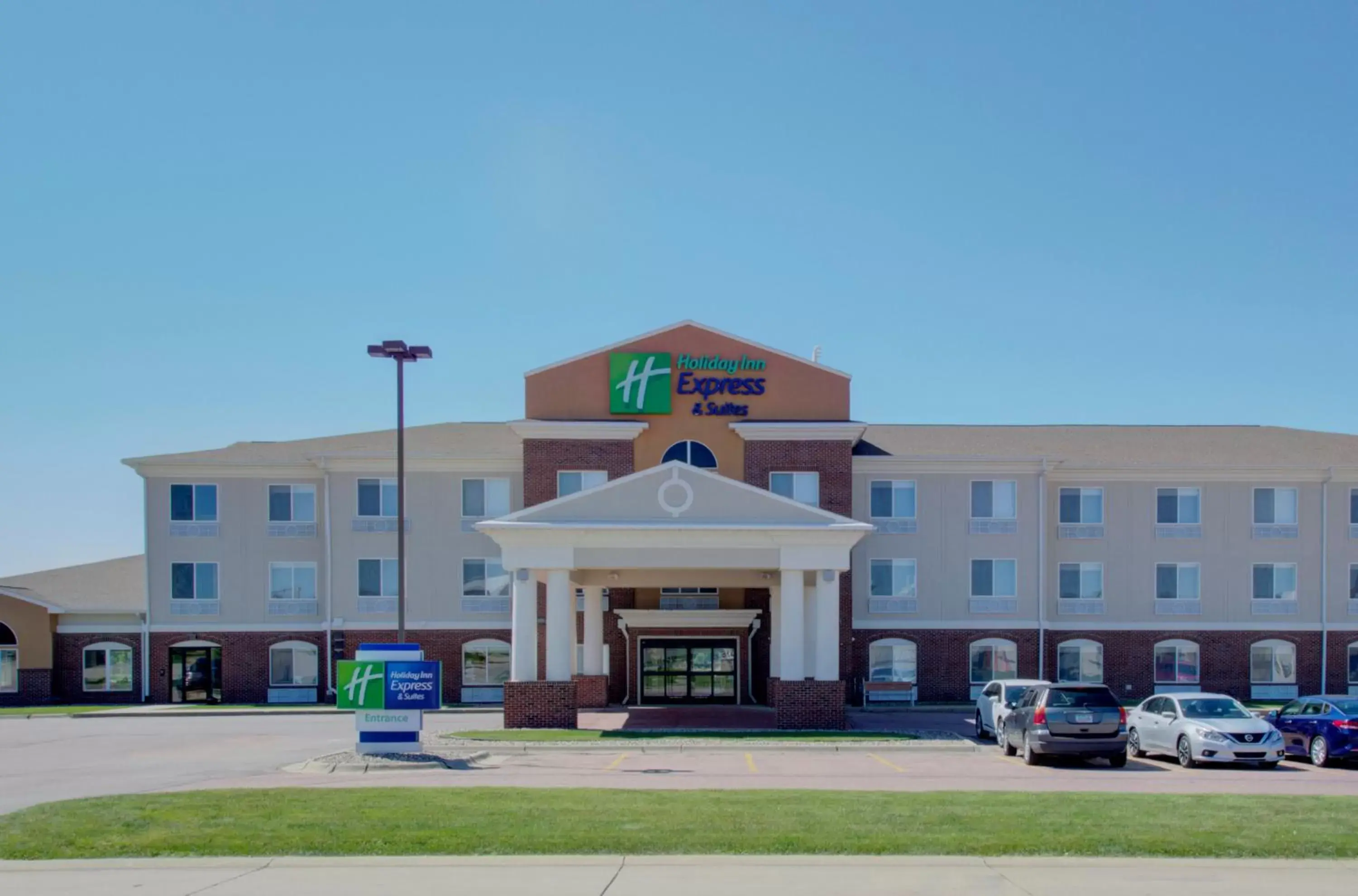 Property Building in Holiday Inn Express & Suites Le Mars, an IHG Hotel