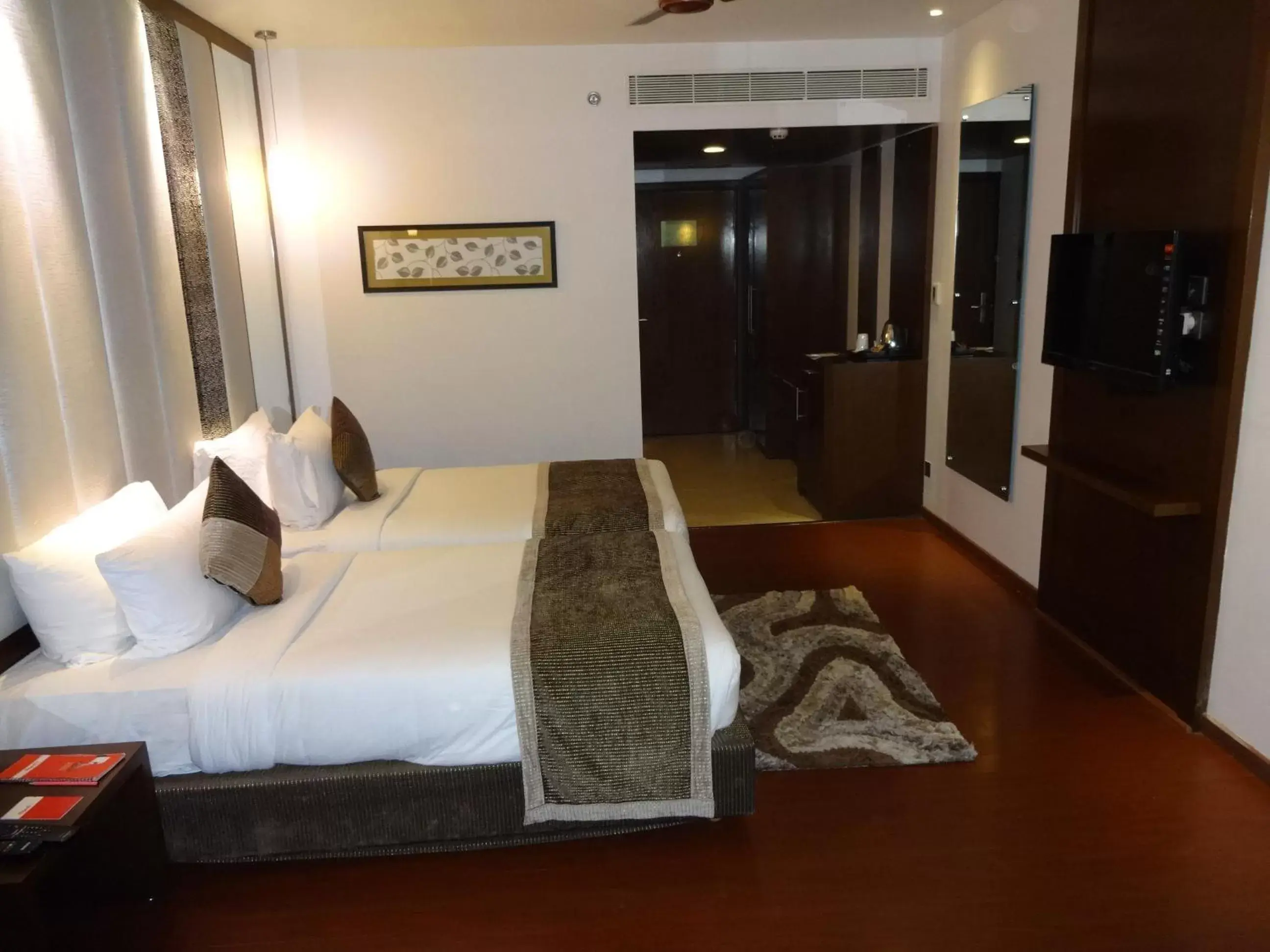 Photo of the whole room, Bed in Daspalla Hyderabad