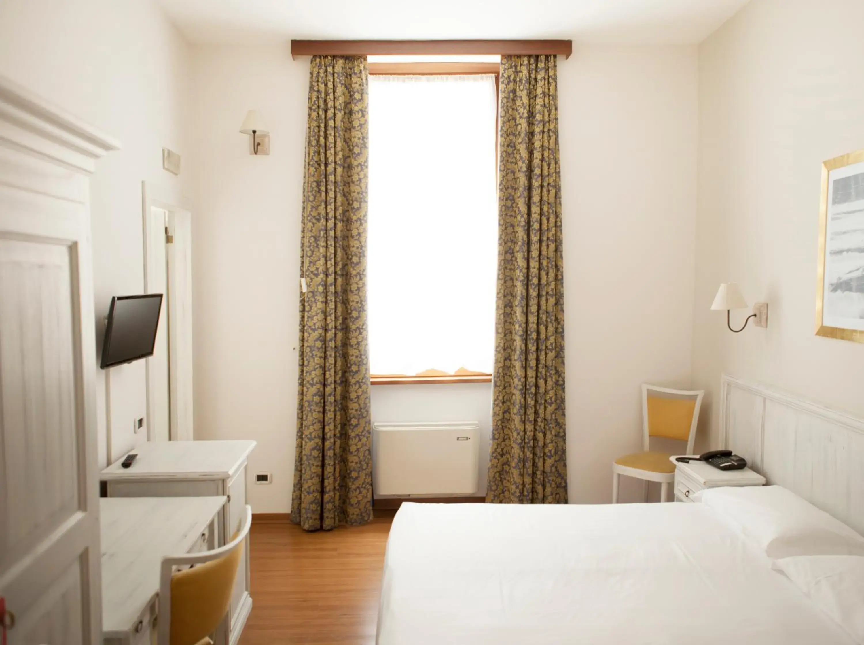Bedroom, Bed in Hotel Sebino
