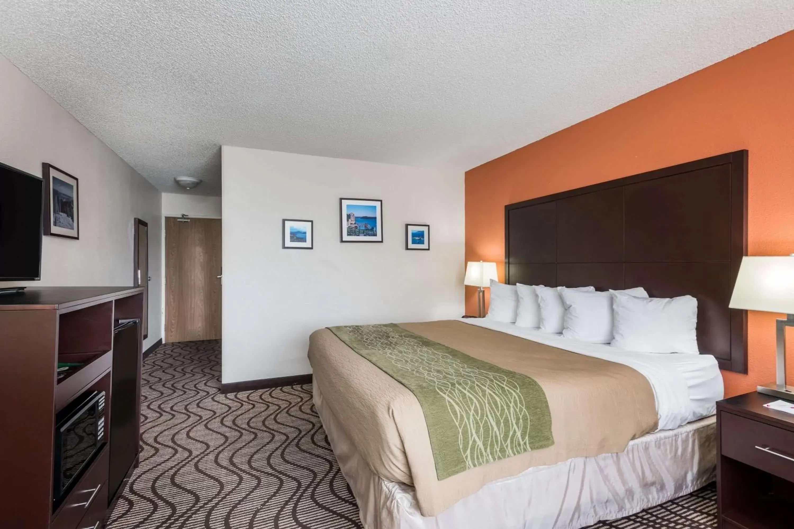 Photo of the whole room, Bed in Ramada by Wyndham Coeur d'Alene