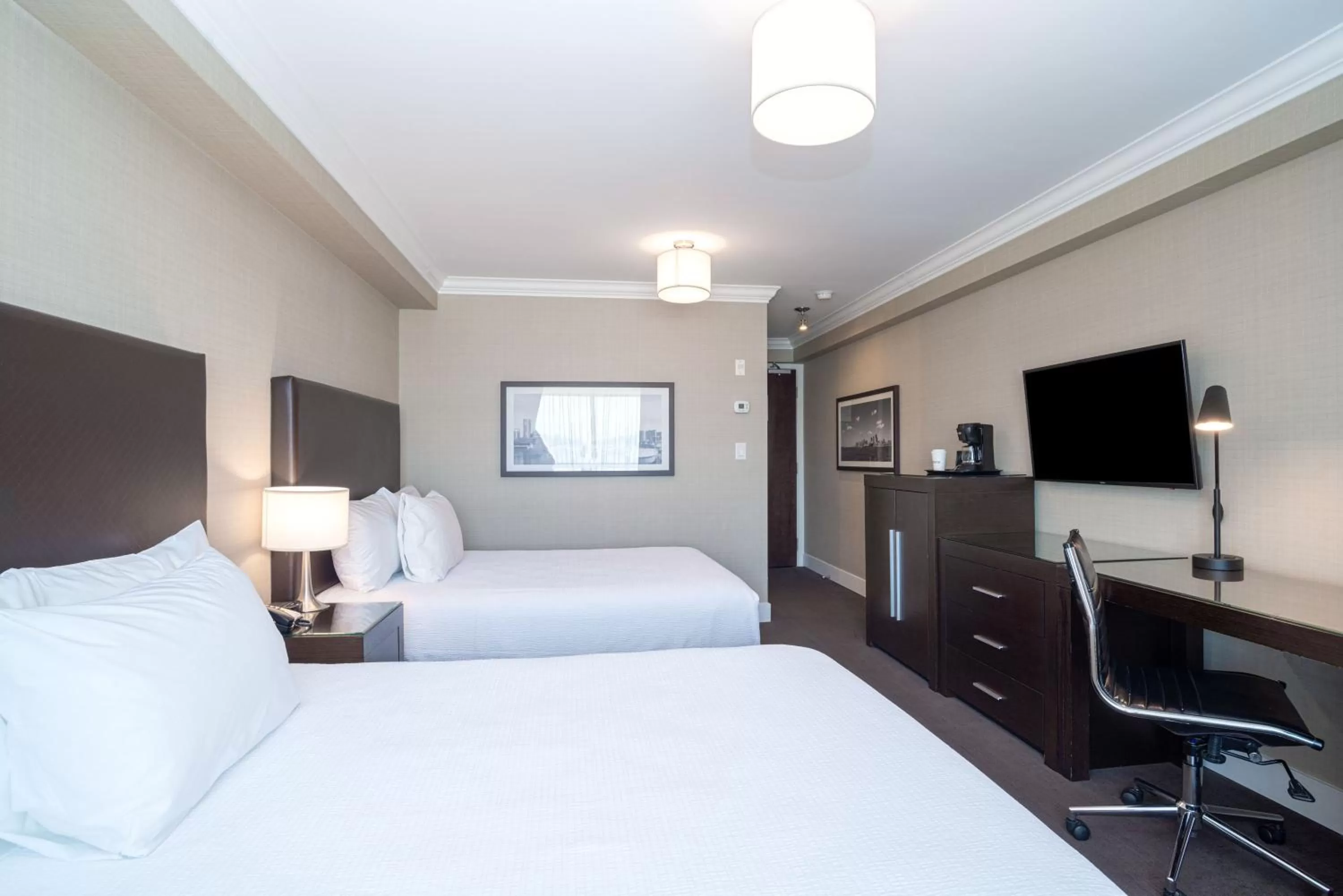 Photo of the whole room, Bed in Sandman Hotel Oakville