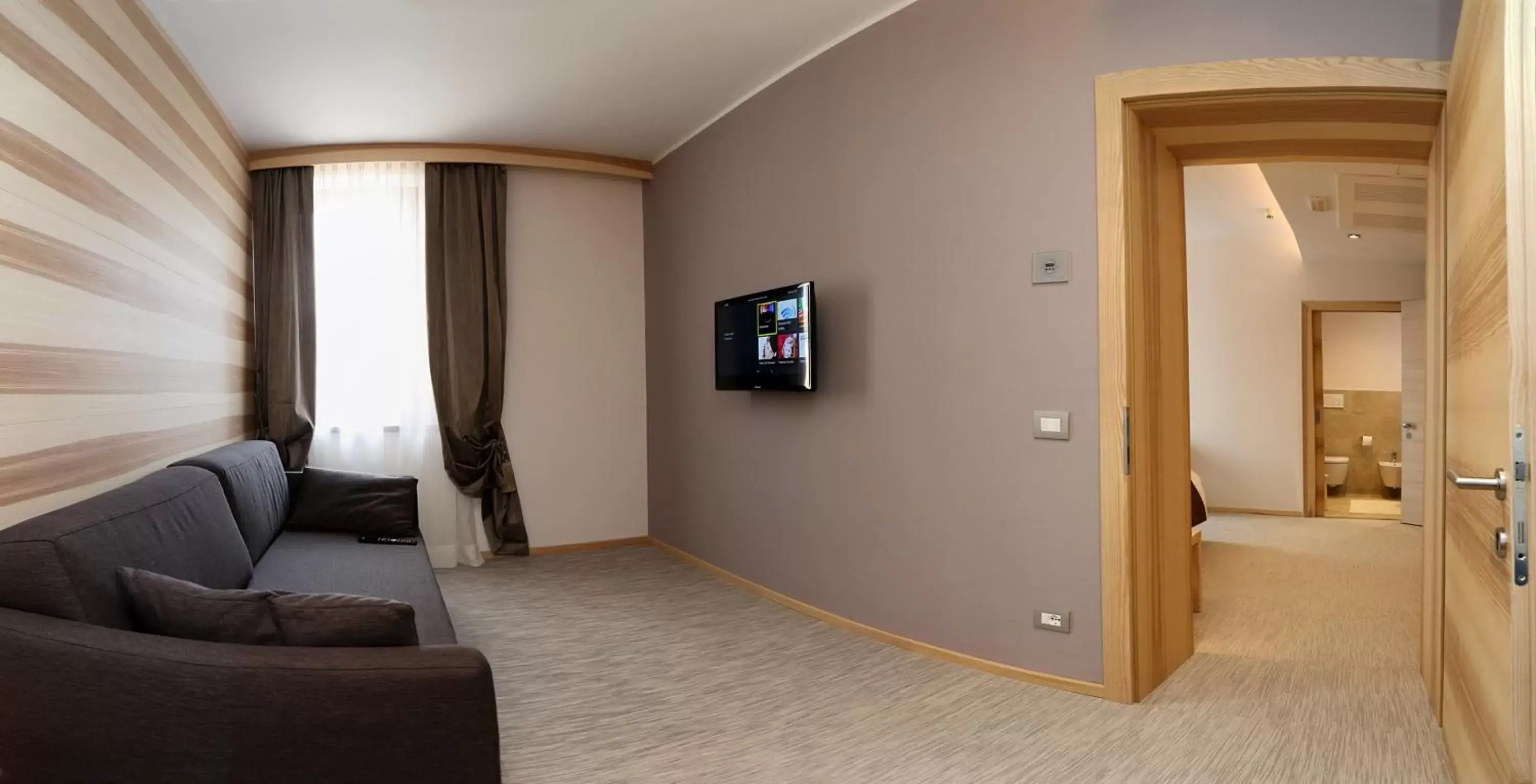 TV and multimedia, TV/Entertainment Center in Hotel Garden