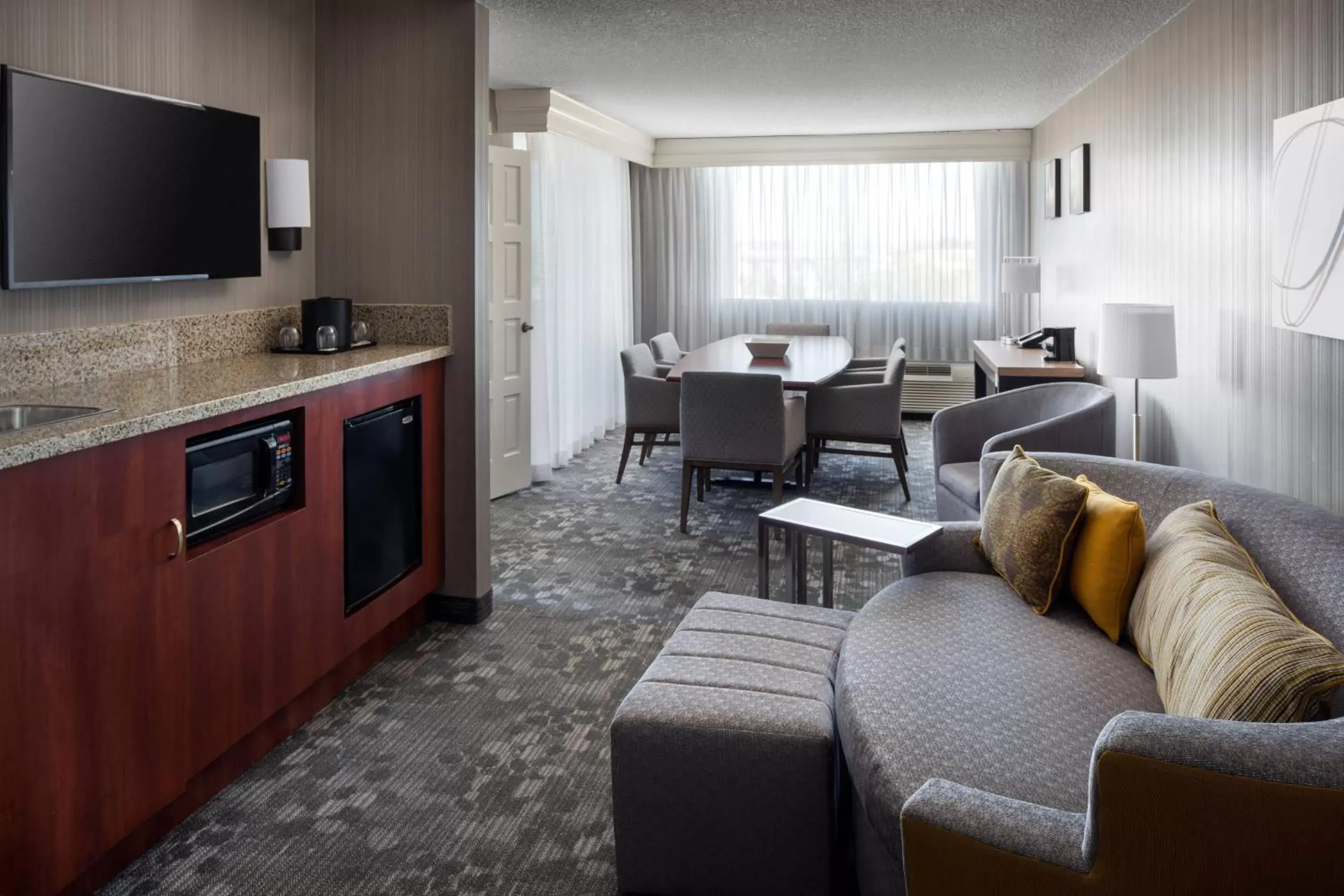 Living room, Seating Area in Courtyard by Marriott Richmond Berkeley