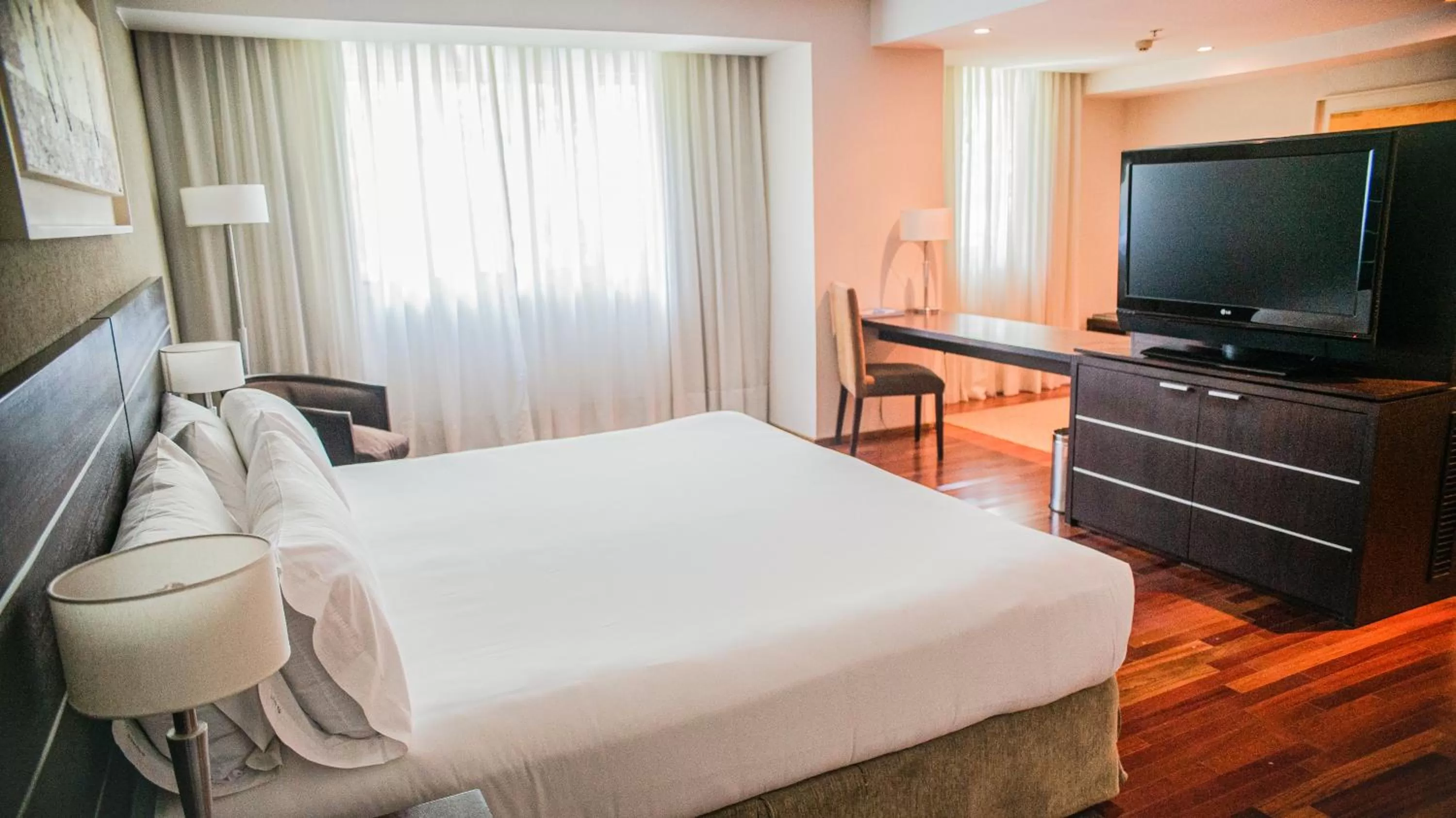 Photo of the whole room, Bed in Orfeo Suites Cordoba