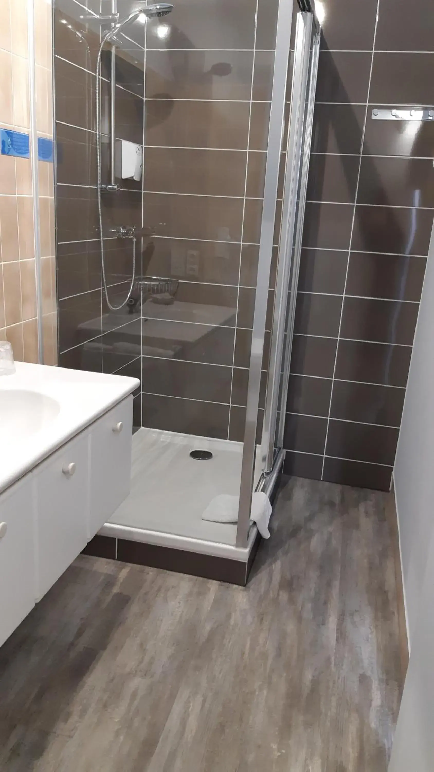 Shower, Bathroom in Hotel La Granitiere