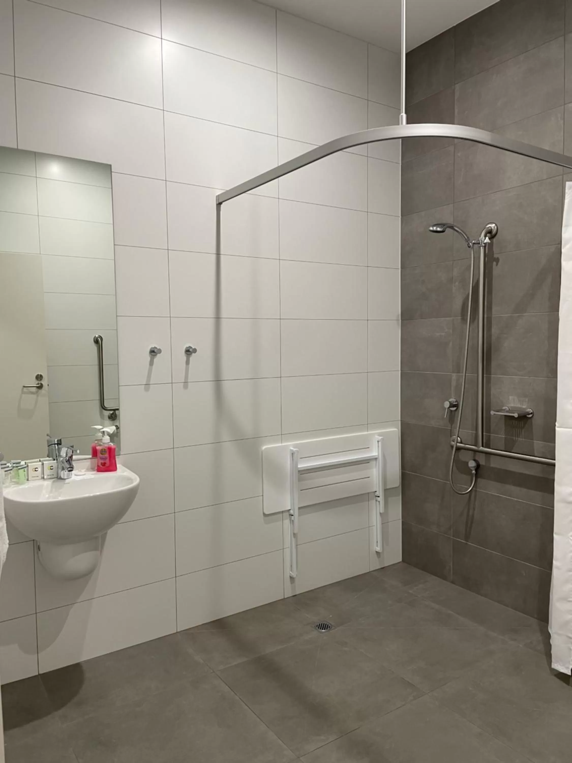 Bathroom in Whittlesea Motel