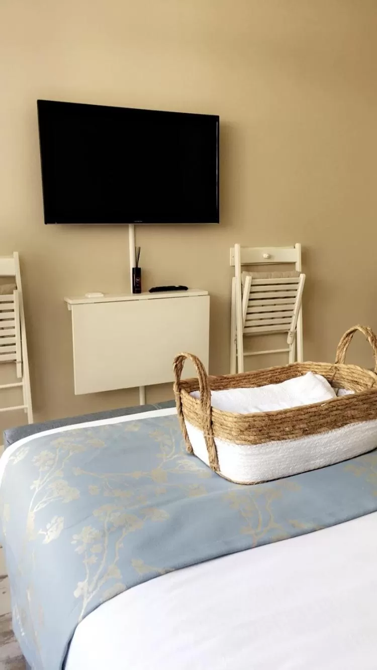 TV and multimedia, Bed in De Tuinkamer-----Privé diner op de kamer mogelijk!!!