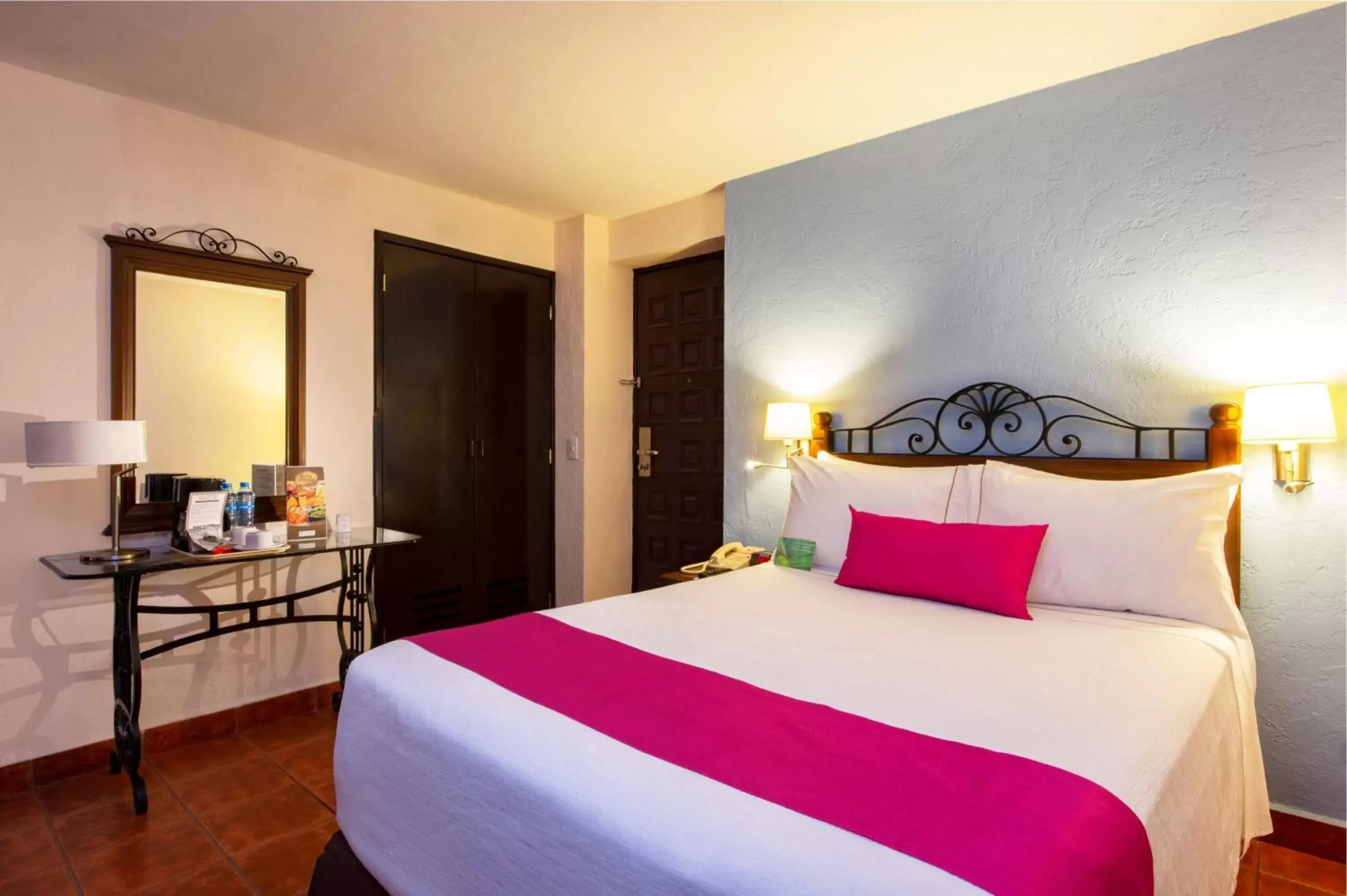 Photo of the whole room, Bed in Gamma Merida El Castellano