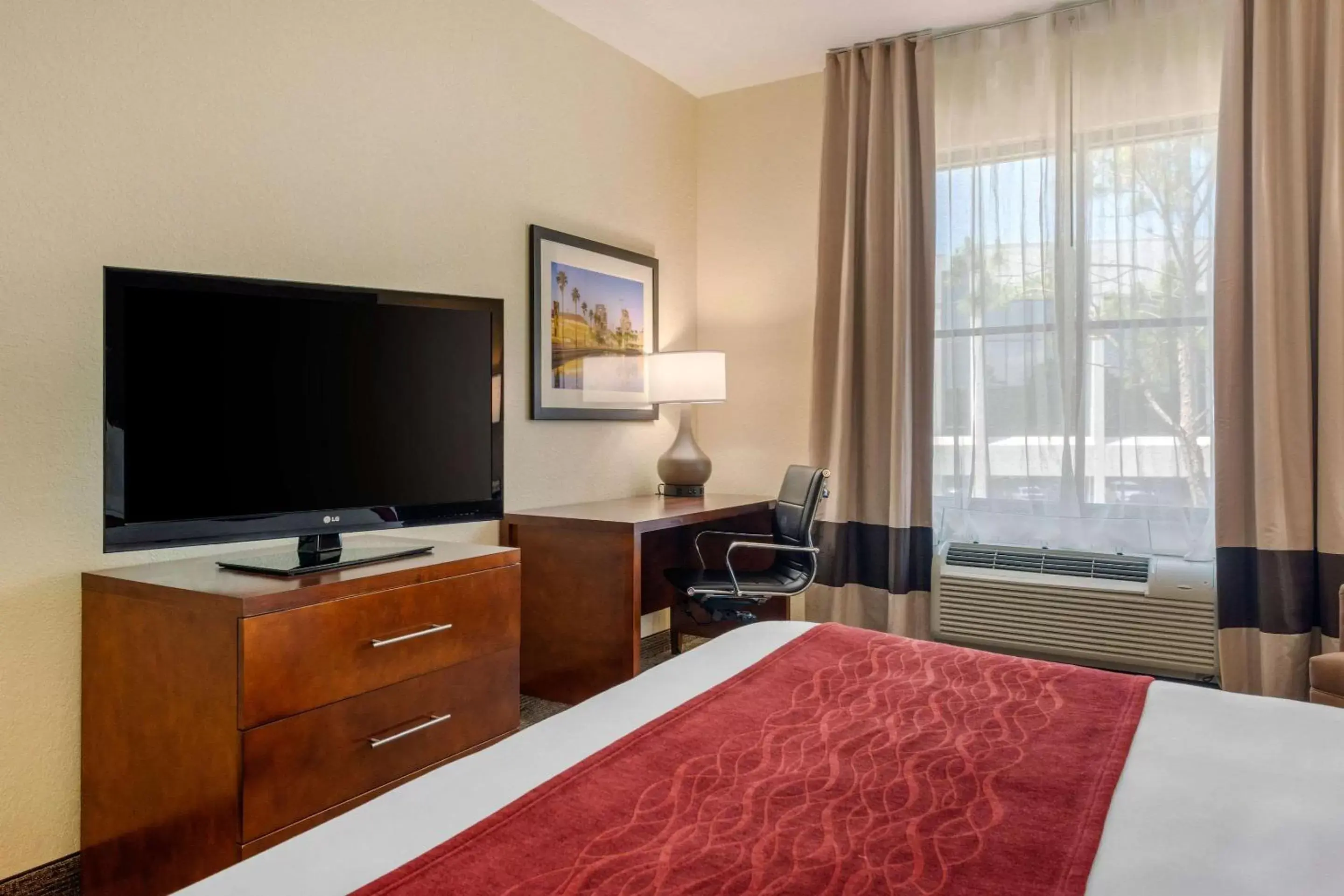 Photo of the whole room, TV/Entertainment Center in Comfort Inn & Suites Northeast - Gateway