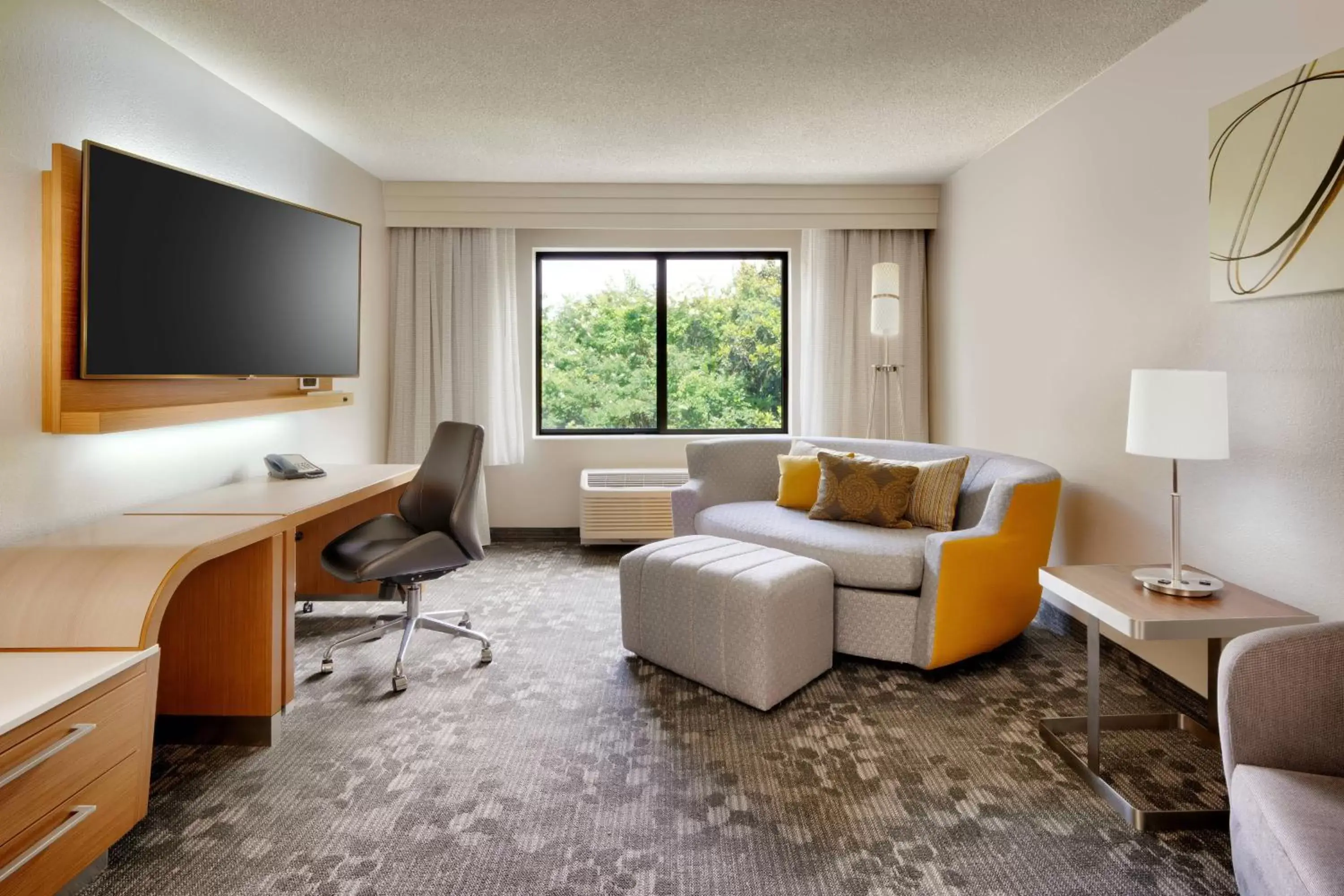 Photo of the whole room, Seating Area in Courtyard by Marriott Charlotte Airport/Billy Graham Parkway