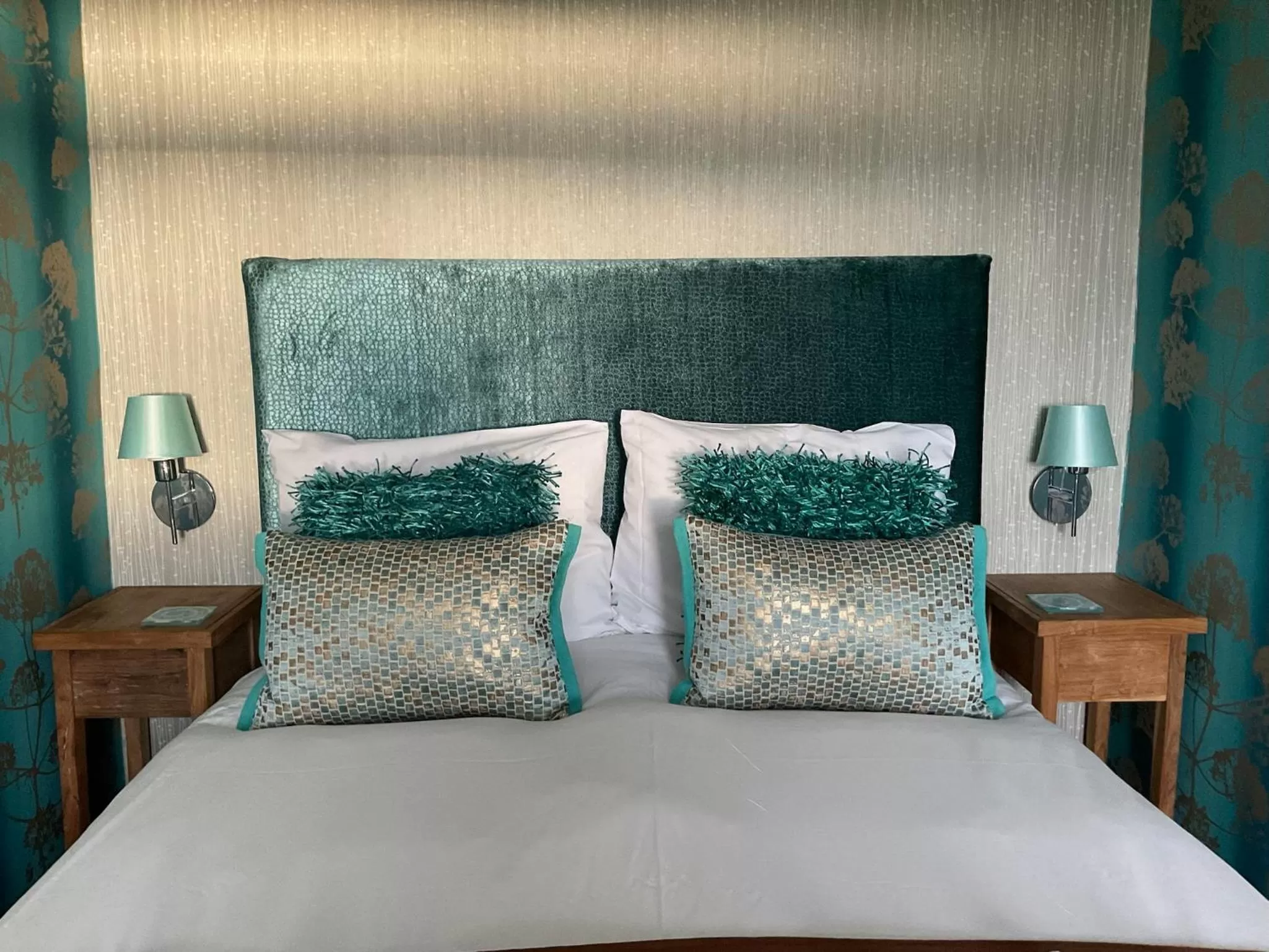 Bed in Ramsey House - Luxury Licensed B&B - Parking and Guest Lounge