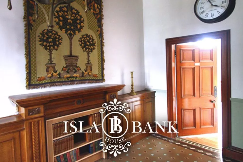 Facade/entrance in Isla Bank House