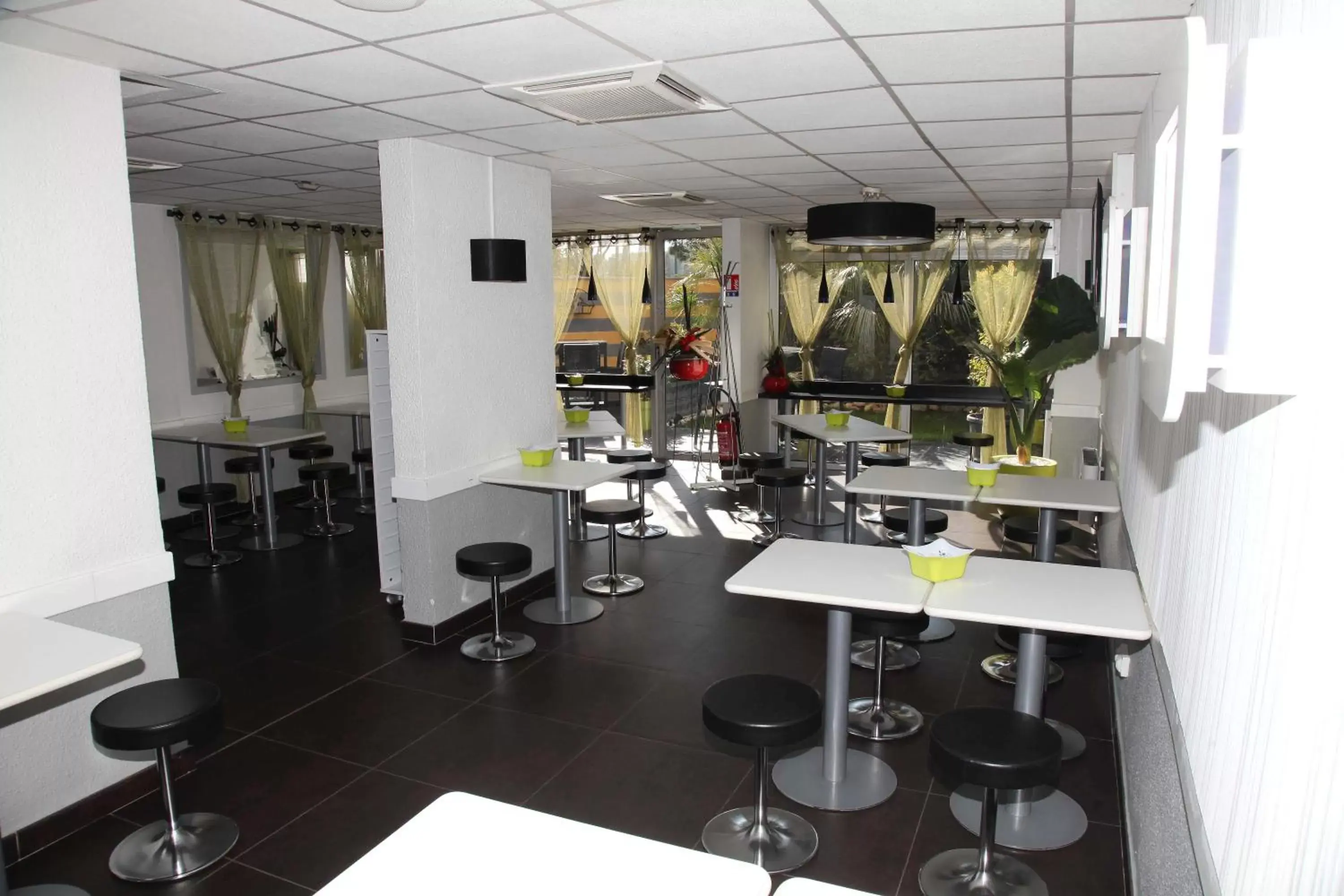 Restaurant/places to eat in Hotel Ibis Budget Nice Palais Nikaia